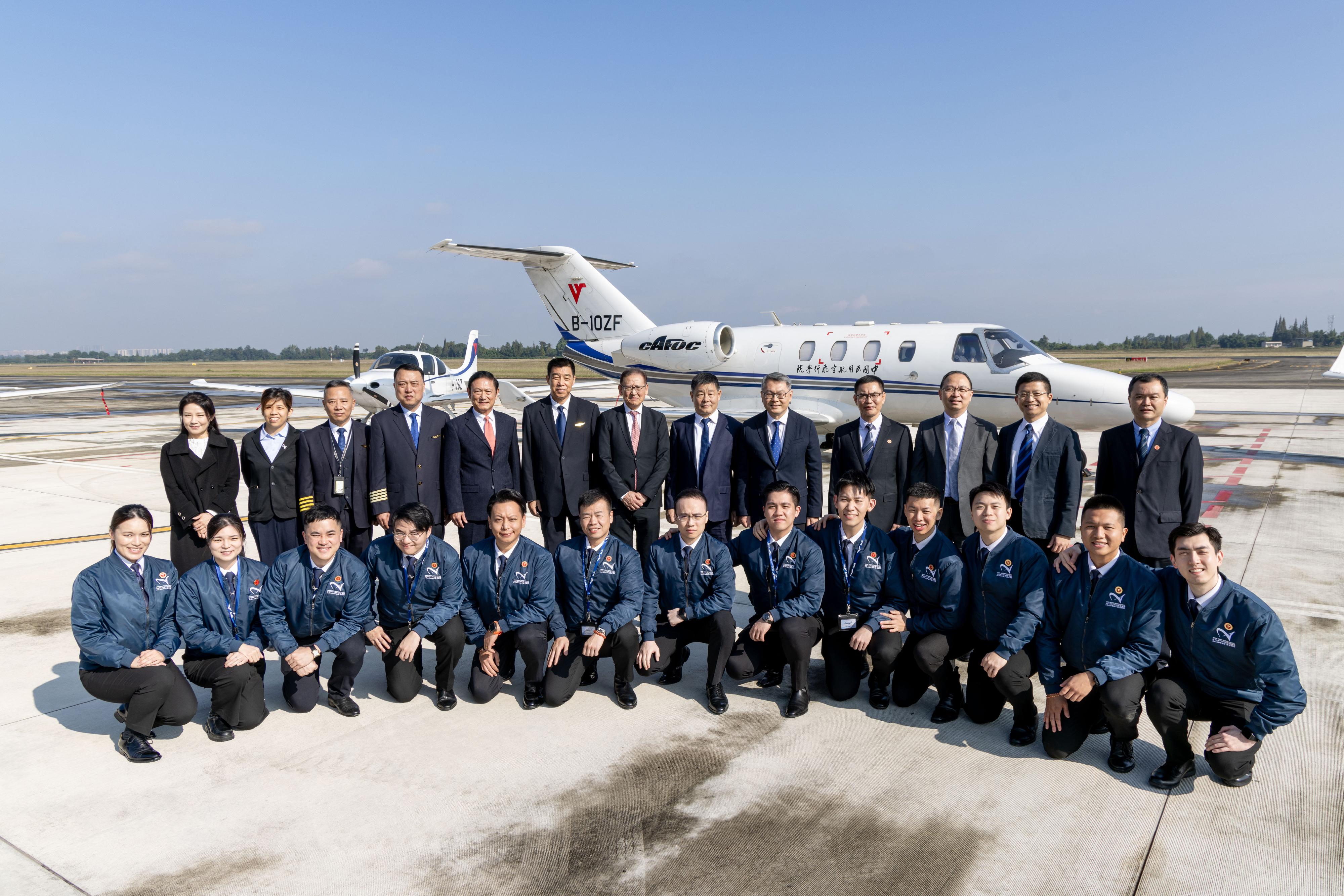 由中國民用航空飛行學院與香港國際航空學院合作開辦的首屆見習飛行員培訓課程啓動儀式於十月二十七日在成都舉行。圖示民航處處長廖志勇(後排右五)與眾嘉賓及學員合照。