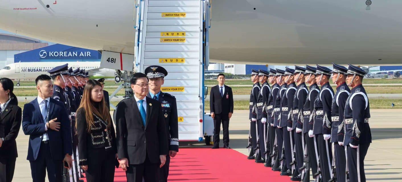 The Chief Executive, Mr John Lee, began his visit to Korea today (October 30). Photo shows Mr Lee (centre) welcoming President Xi Jinping at the airport, who arrived to attend the Asia-Pacific Economic Cooperation Economic Leaders' Meeting and visit Korea.
