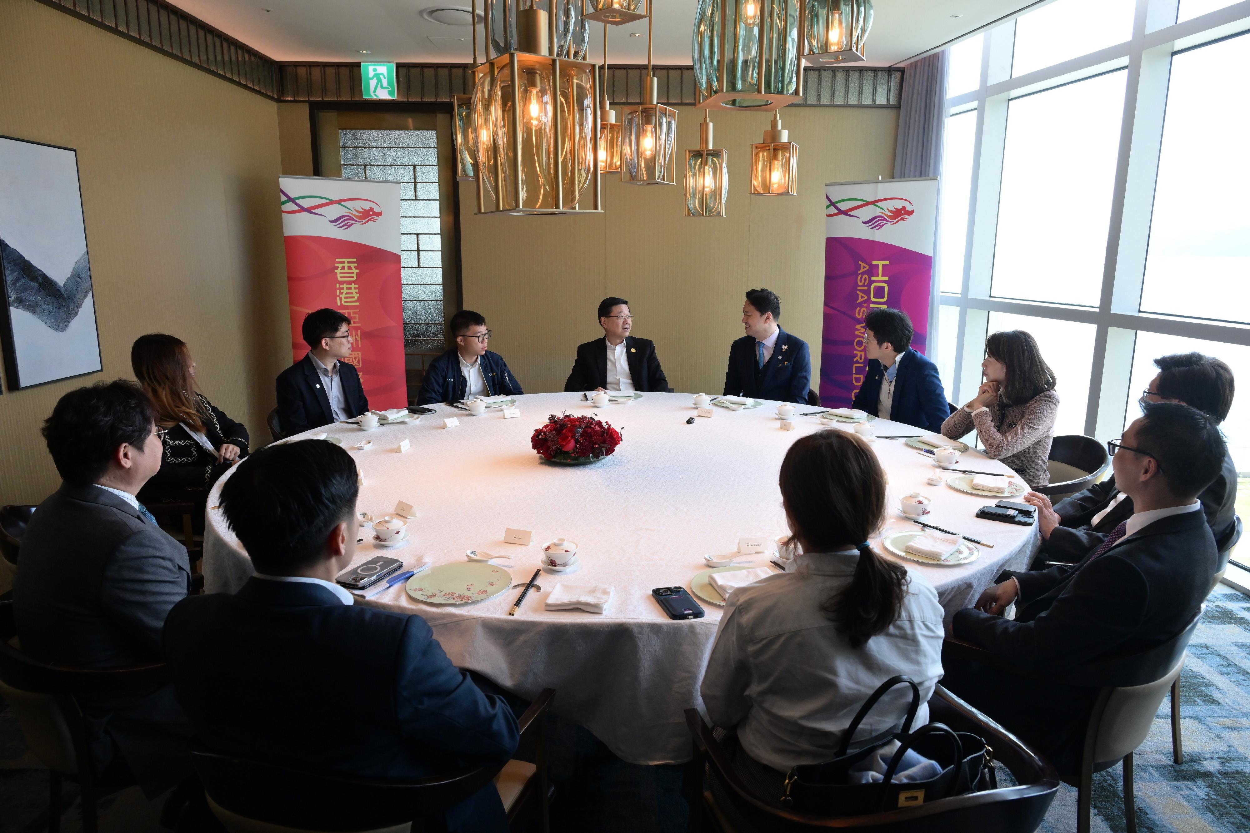 The Chief Executive, Mr John Lee, began his visit in Korea today (October 30). Photo shows Mr Lee (centre) meeting with Hong Kong people and business representatives based in Korea in Busan to learn about their daily lives and developments.
