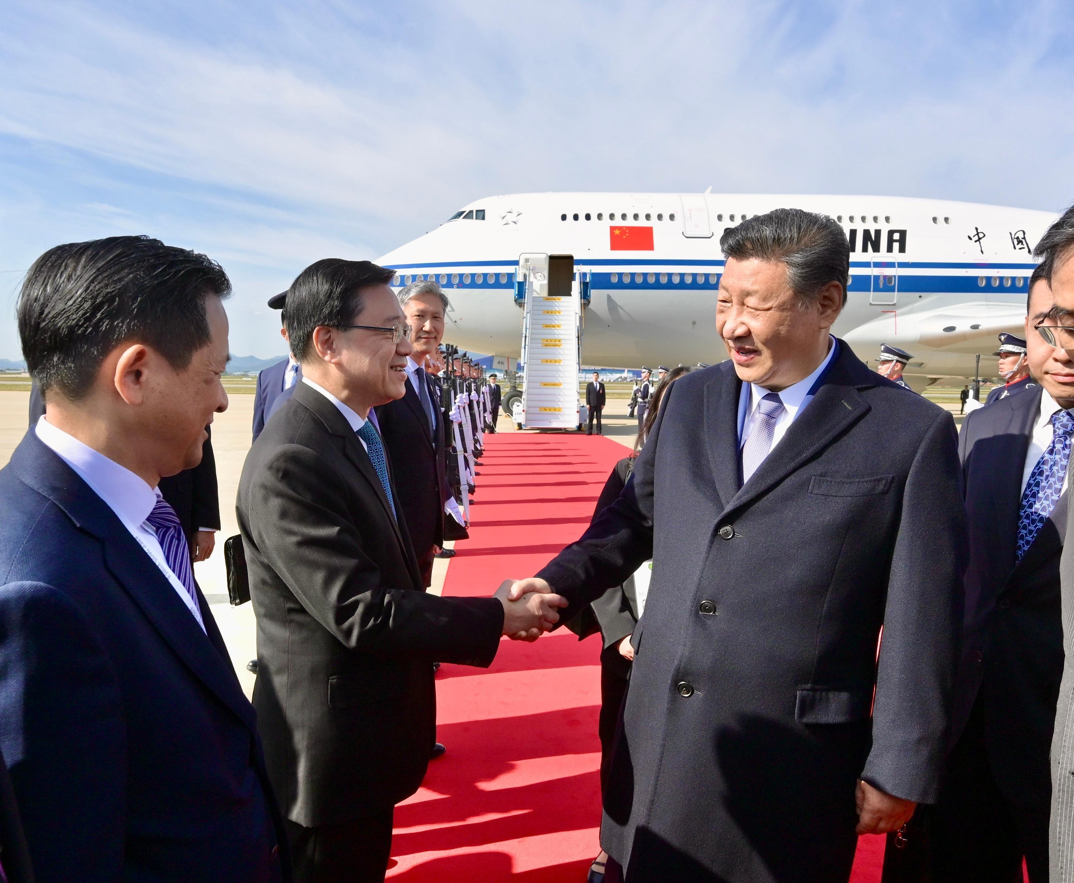 The Chief Executive, Mr John Lee, began his visit to Korea today (October 30). Photo shows Mr Lee (second left) welcoming President Xi Jinping (first right) at the airport, who arrived to attend the Asia-Pacific Economic Cooperation Economic Leaders' Meeting and visit Korea.