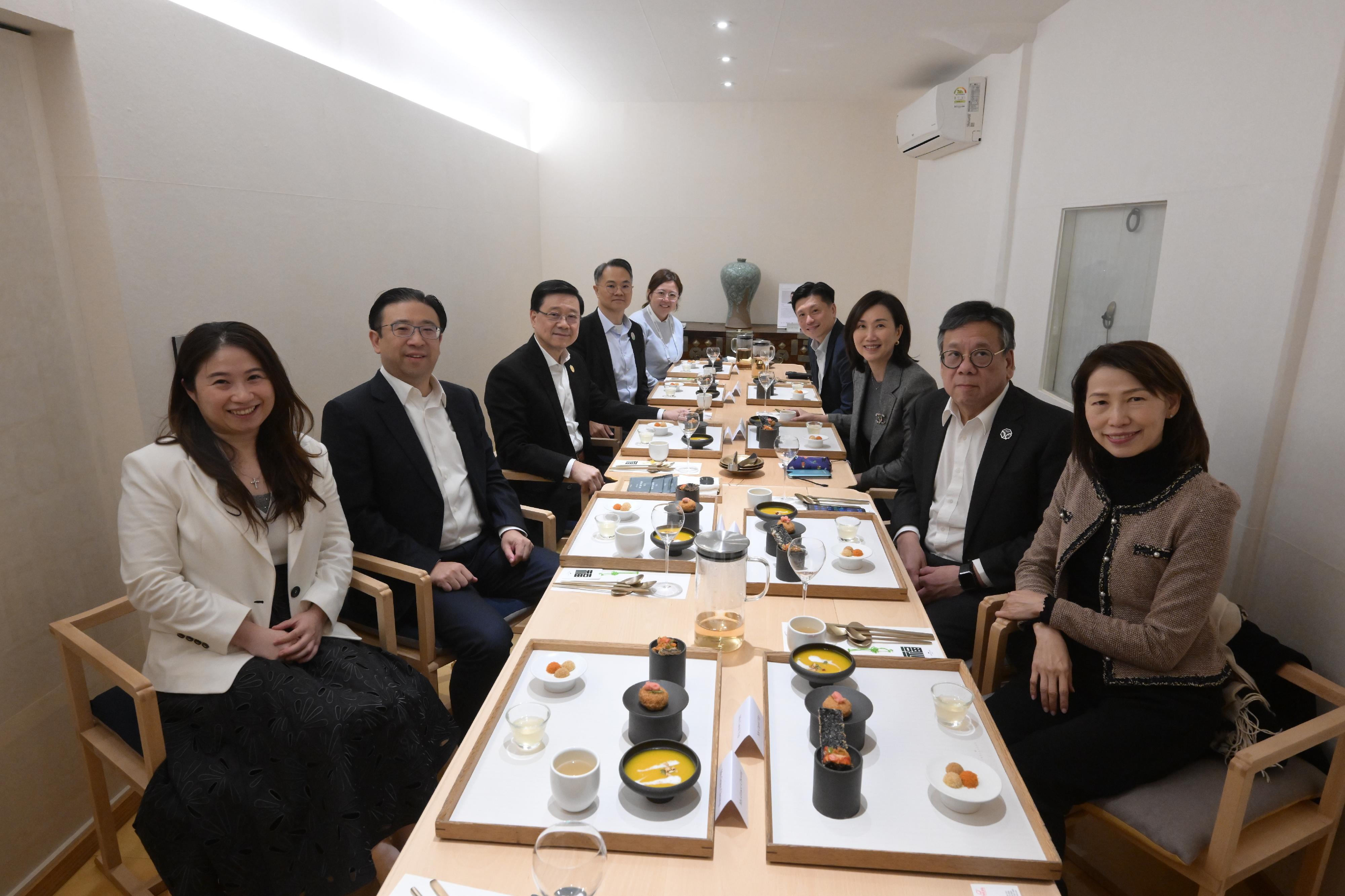行政長官李家超(左三)今日(十月三十日)與亞太區經濟合作組織商貿諮詢理事會中國香港代表在慶州交流餐敍。商務及經濟發展局局長丘應樺(右二)亦有出席。