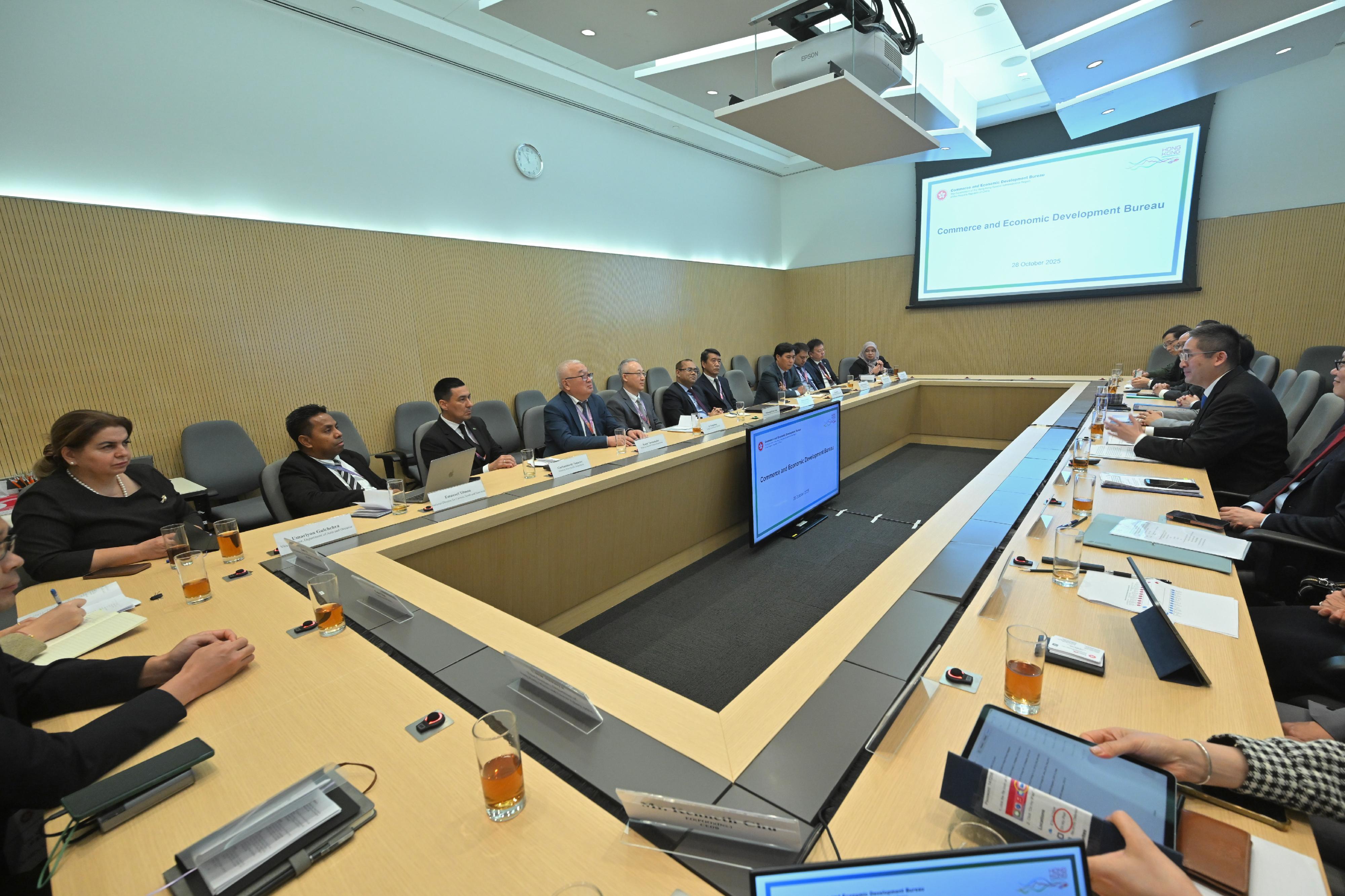 A delegation of 10 overseas government officials completed their visit to Hong Kong today (October 30). Photo shows the delegation meeting with the Acting Secretary for Commerce and Economic Development, Dr Bernard Chan (first right), on Hong Kong's latest economic developments.