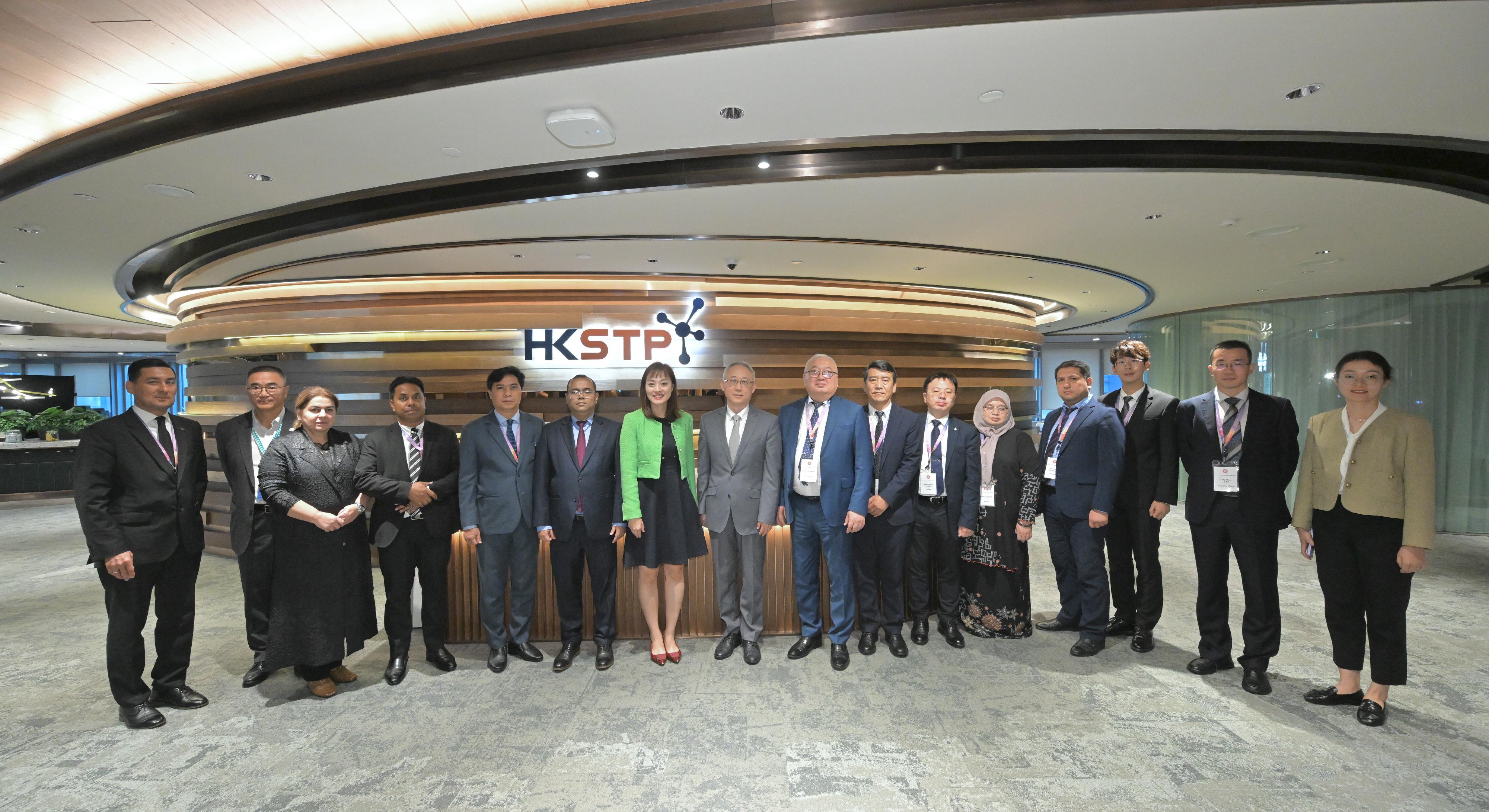 A delegation of 10 overseas government officials completed their visit to Hong Kong today (October 30). Photo shows the Under Secretary for Innovation, Technology and Industry, Ms Lillian Cheong (seventh left), accompanying the delegation to visit the Hong Kong Science Park to learn more about Hong Kong's latest developments in AI, digital transformation, and advanced manufacturing, etc.