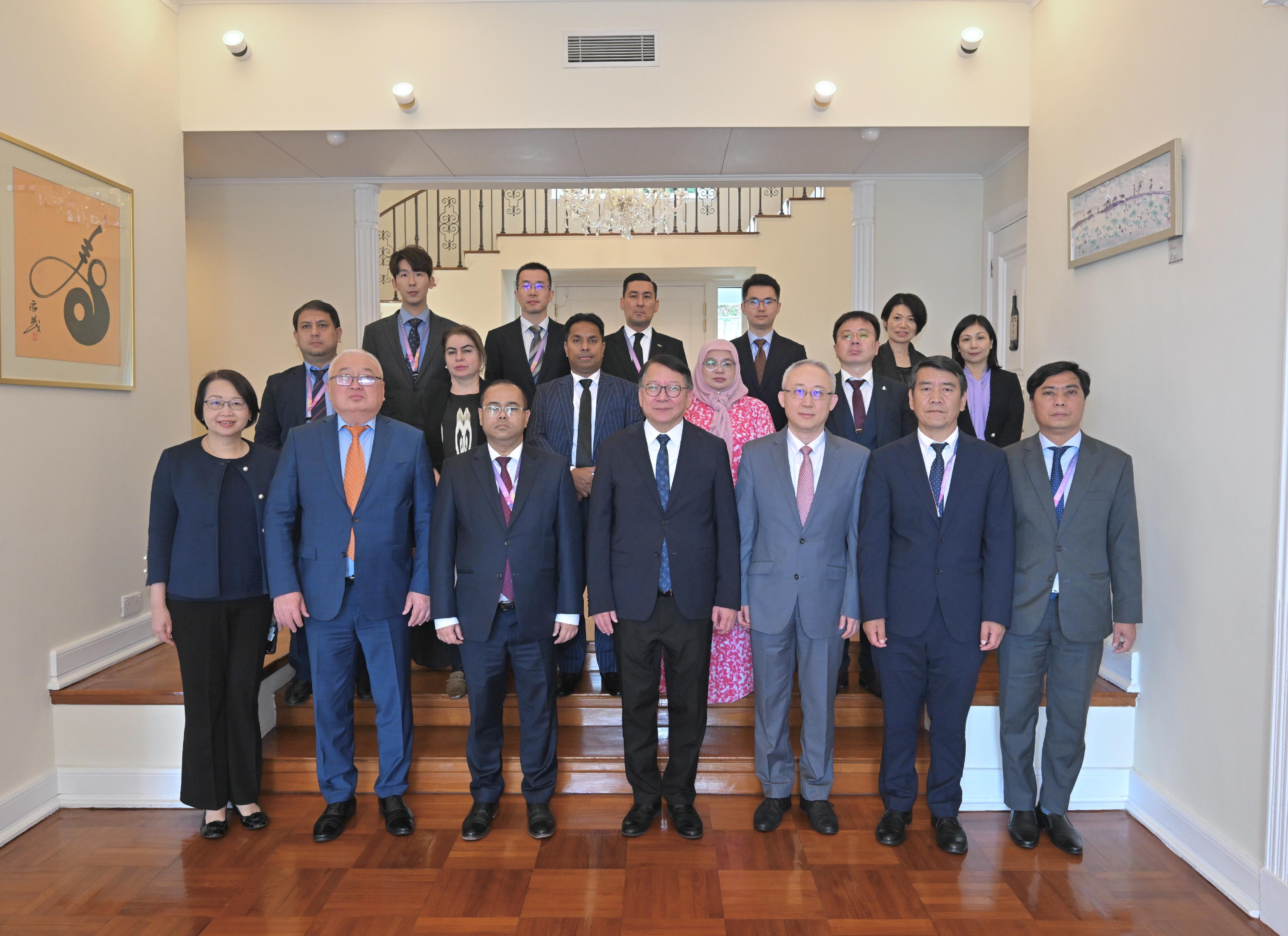 A delegation of 10 overseas government officials completed their visit to Hong Kong today (October 30). Photo shows the Chief Secretary for Administration, Mr Chan Kwok-ki (first row, centre), and the Commissioner for Tourism, Mrs Angelina Cheung (first row, first left), with the delegation.