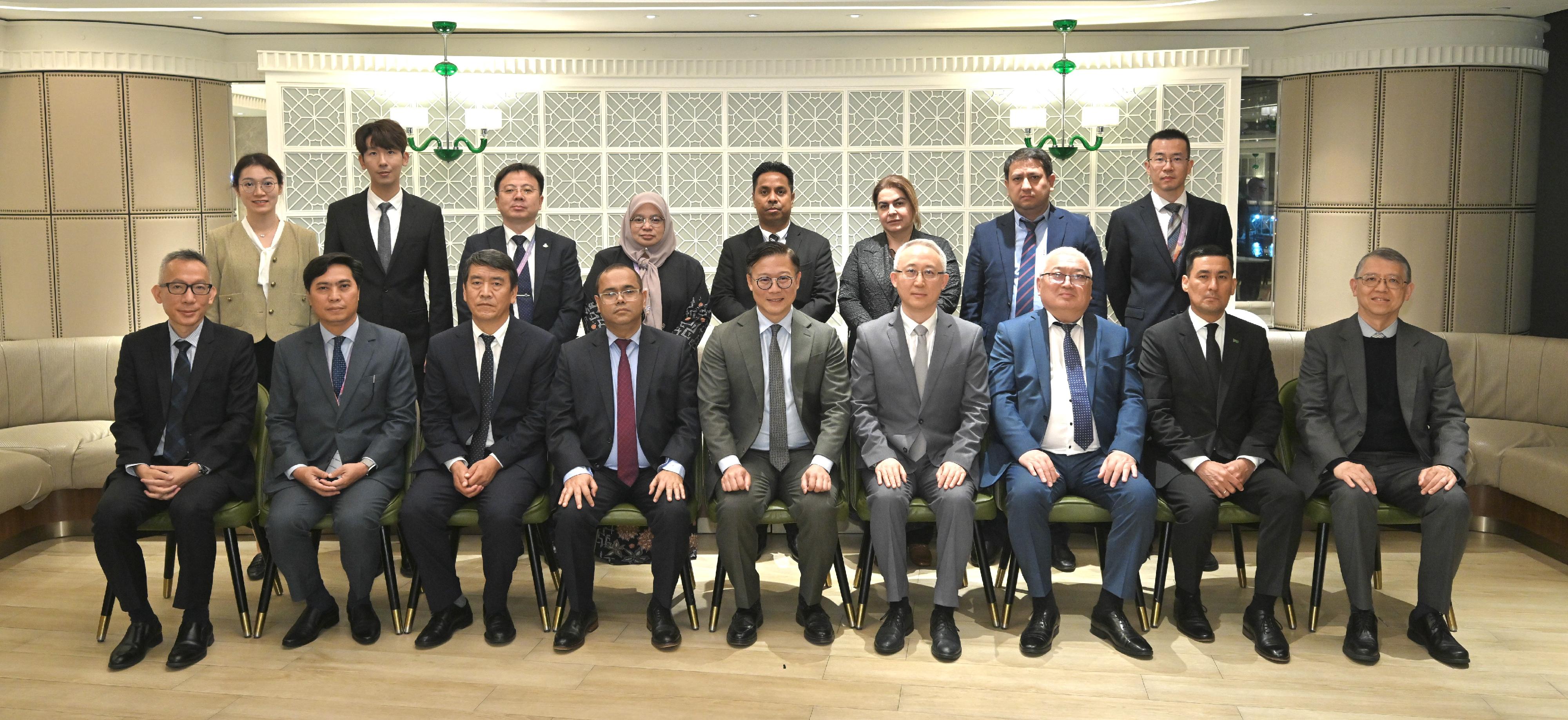 10名外國政府官員組成的代表團今日(十月三十日)結束於香港的訪問。圖示署理律政司司長張國鈞博士(前排中)與代表團合照。