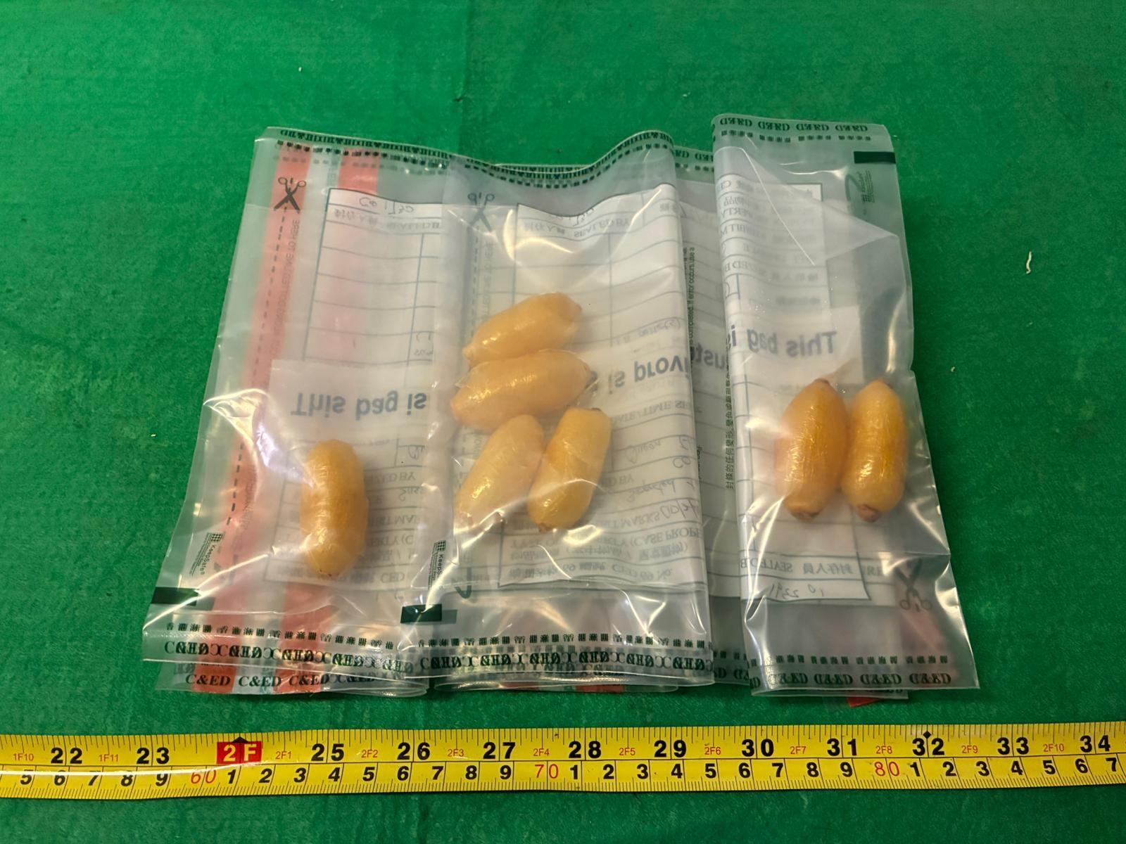 香港海關於昨日(十月二十九日)在香港國際機場偵破一宗涉及一名入境旅客的體內藏毒案件,檢獲重約九十克的懷疑氯胺酮,估計市值約四萬元。圖示檢獲的懷疑氯胺酮。