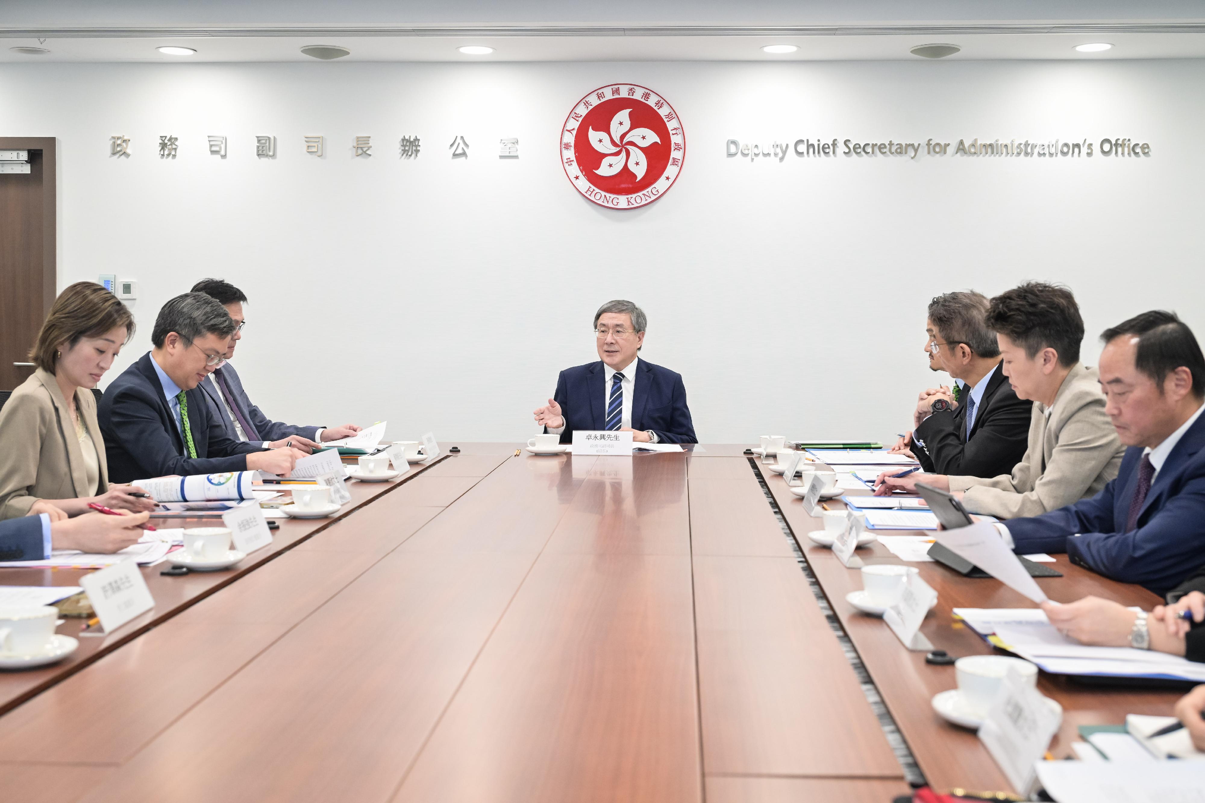 政務司副司長卓永興(中)今日(十月三十日)主持人工智能(AI)效能提升組首次會議,統籌決策局和部門以人工智能技術賦能提升政府效能及科技革新的工作。