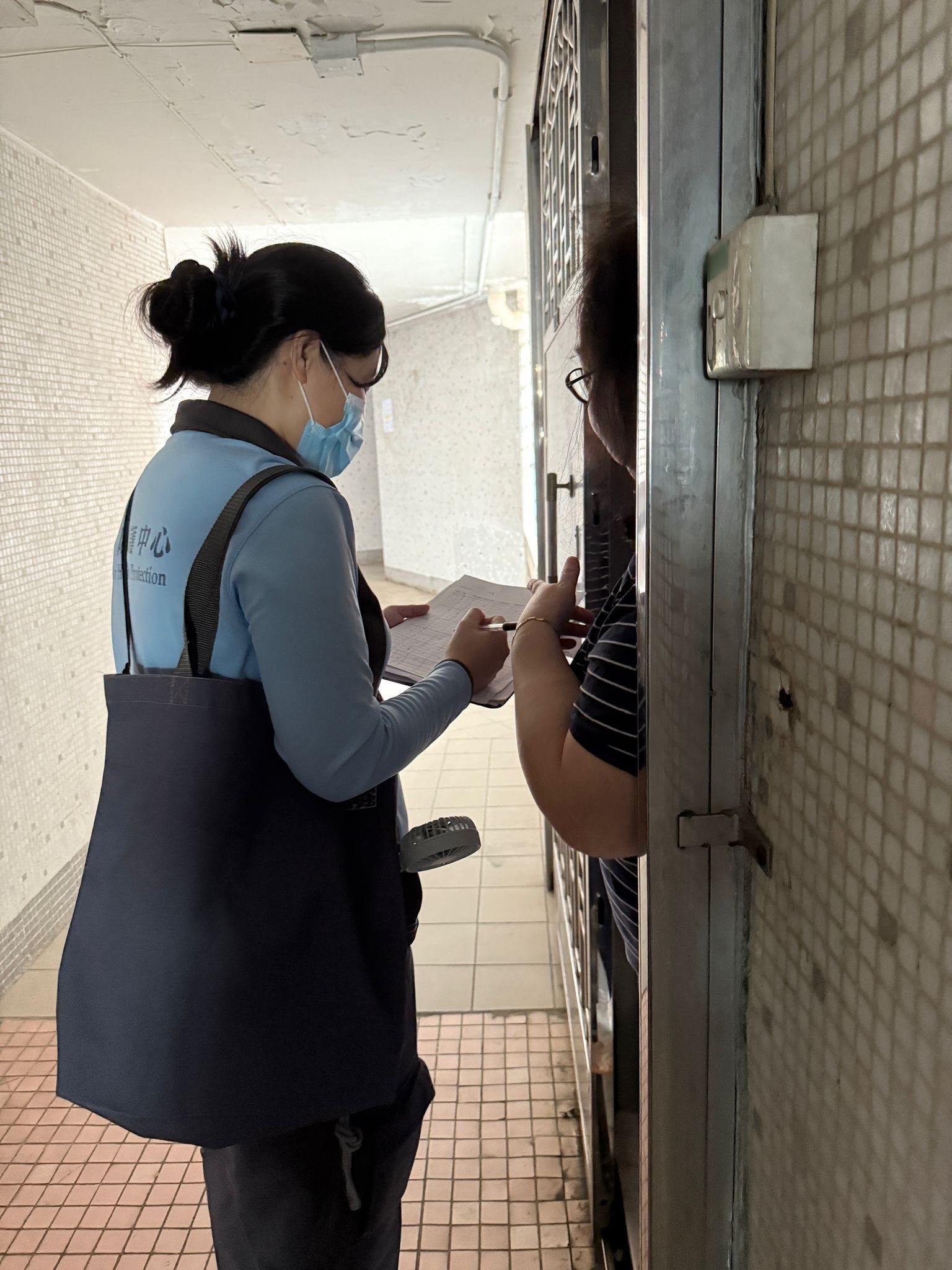 The Centre for Health Protection (CHP) of the Department of Health announced that as of 5pm today (October 30), no new cases of chikungunya fever had been recorded. Photo shows a CHP officer provided assessment for a resident of Fung Tak Estate through door-to-door visit.