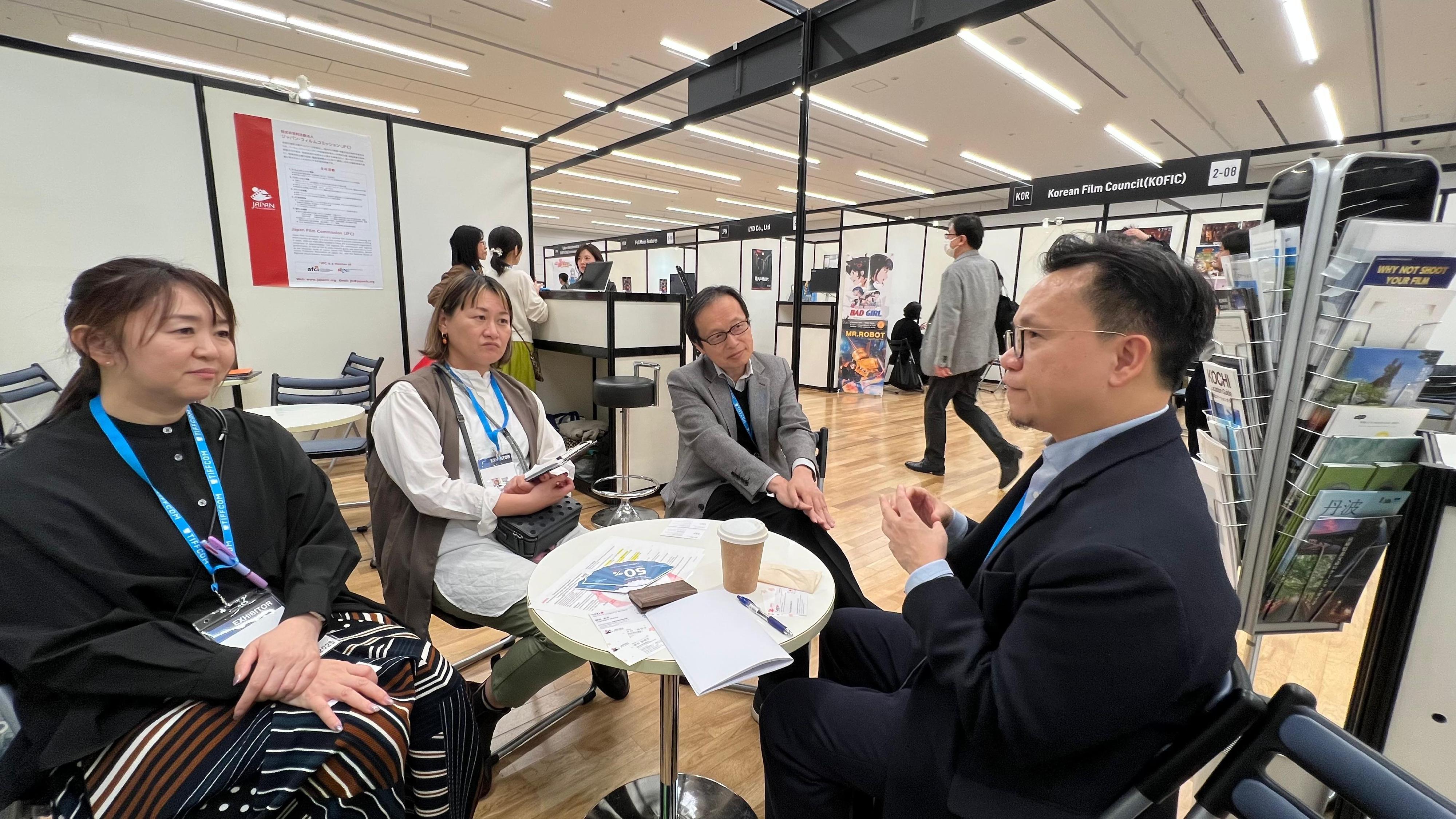 文化體育及旅遊局文創產業發展處和香港電影發展局率領業界代表團參與第三十八屆東京國際電影節,其間舉辦一系列「Hong Kong Cinema@Tokyo 2025」交流活動,向國際推廣香港電影品牌,並為有潛質的香港動畫電影和新晉電影人開拓海外電影市場。圖示文創產業助理專員兼香港電影發展局秘書長麥聖希(右一)與日本電影委員會事務局長関根留理子(左一)和日本映像產業振興機構事務局次長槙田寿文(右二)進行會面交流。