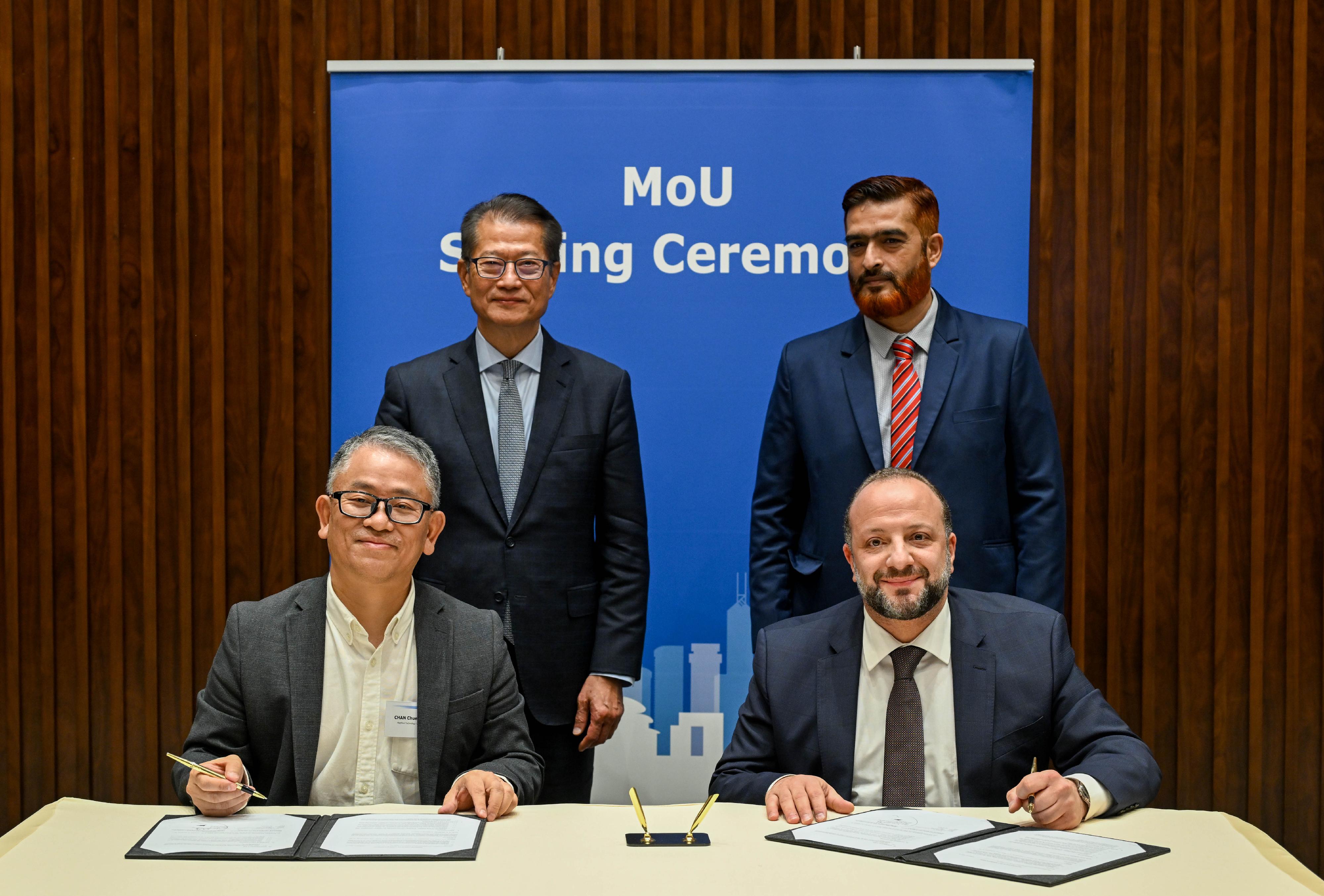 財政司司長陳茂波利雅得時間十月三十日繼續率領金融和創科界代表團在沙特阿拉伯利雅得訪問。圖示陳茂波(後排左)見證蜂圖科技有限公司(Maphive Technology Limited)與Arabian Business Machines Company簽署合作備忘錄。