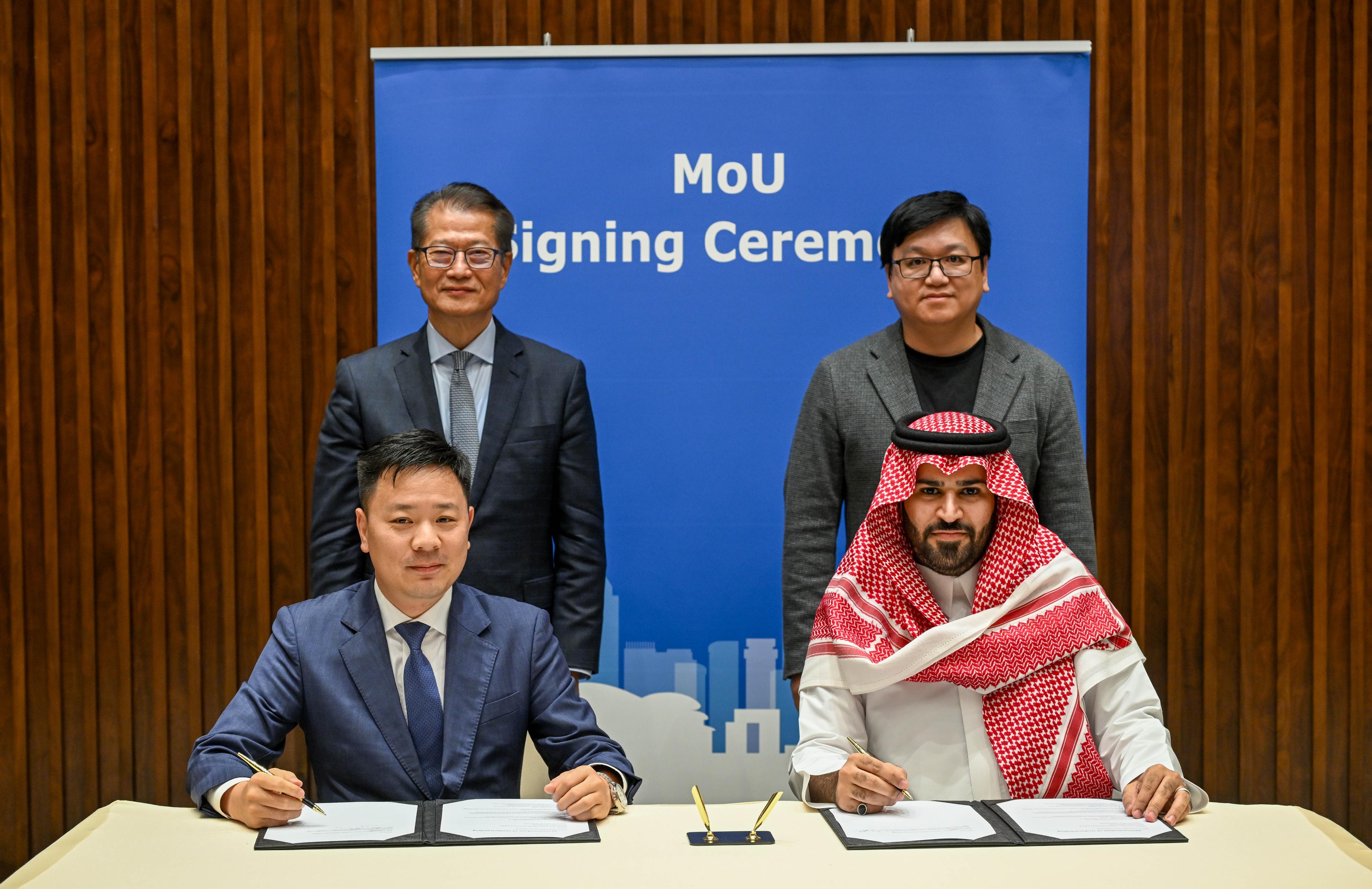 財政司司長陳茂波利雅得時間十月三十日繼續率領金融和創科界代表團在沙特阿拉伯利雅得訪問。圖示陳茂波(後排左)見證深圳市兔展智能科技有限公司與HIBOBI Technology Limited簽署合作備忘錄。