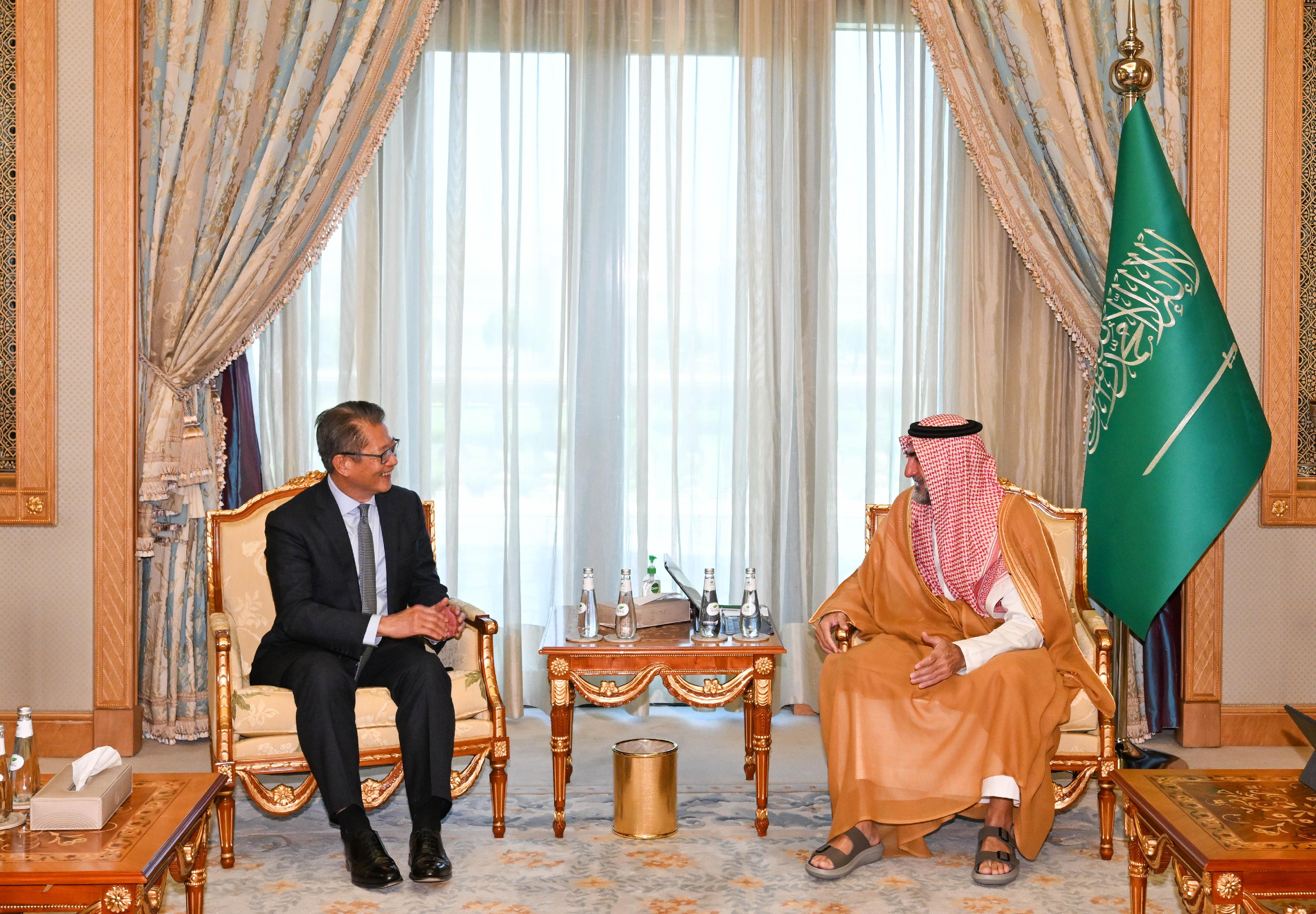 The Financial Secretary, Mr Paul Chan, continued to lead a delegation of the financial and innovation sectors to visit Riyadh, Saudi Arabia, on October 30 (Riyadh time). Photo shows Mr Chan (left) meeting with the Governor of the Public Investment Fund of Saudi Arabia, Mr Yasir Othman Al-Rumayyan (right).