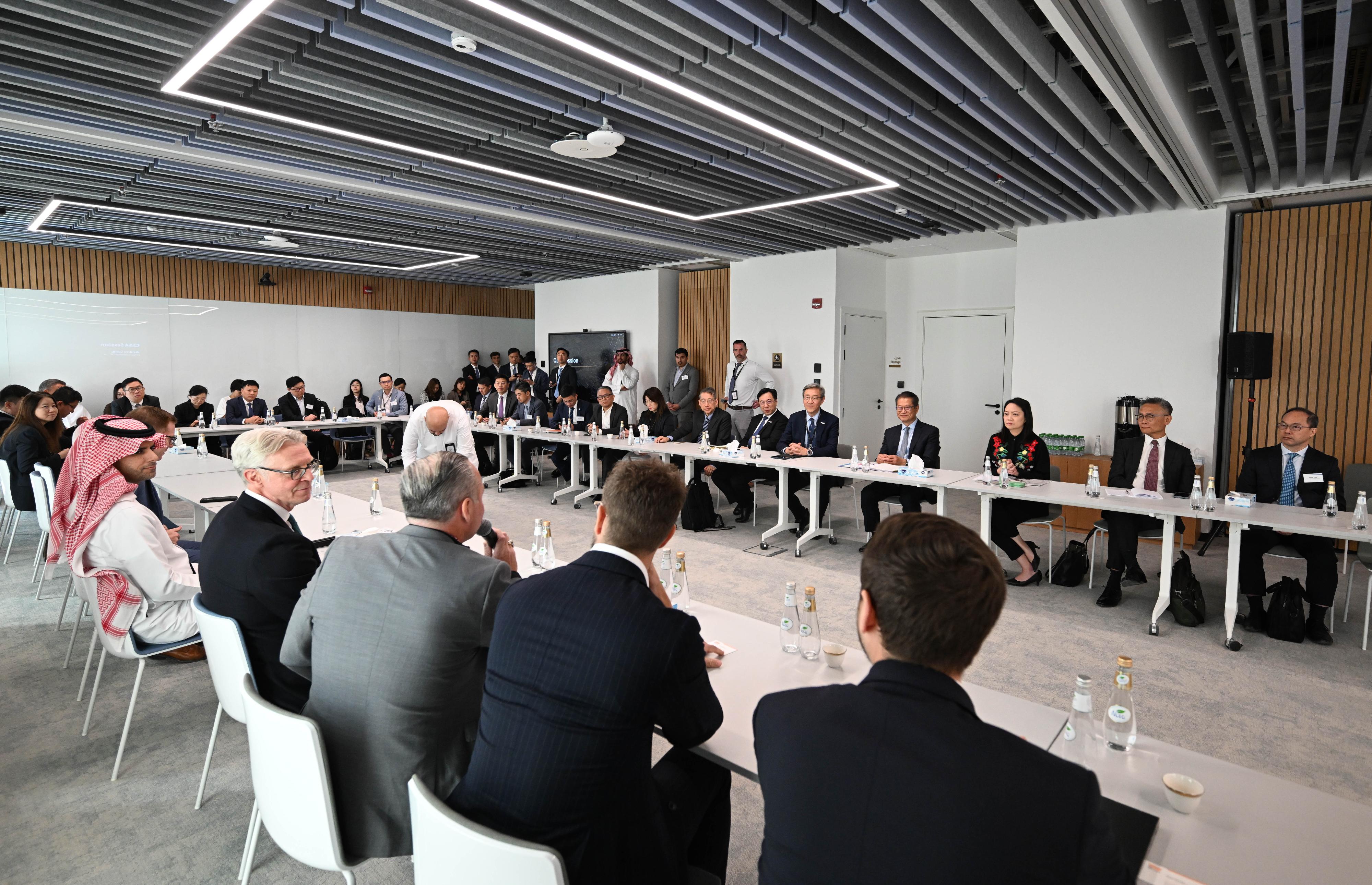 The Financial Secretary, Mr Paul Chan, continued to lead a delegation of the financial and innovation sectors to visit Riyadh, Saudi Arabia, on October 30 (Riyadh time). Photo shows Mr Chan (fourth right) visiting New Murabba Development Company under the Public Investment Fund of Saudi Arabia and exchanging views with the representatives.
