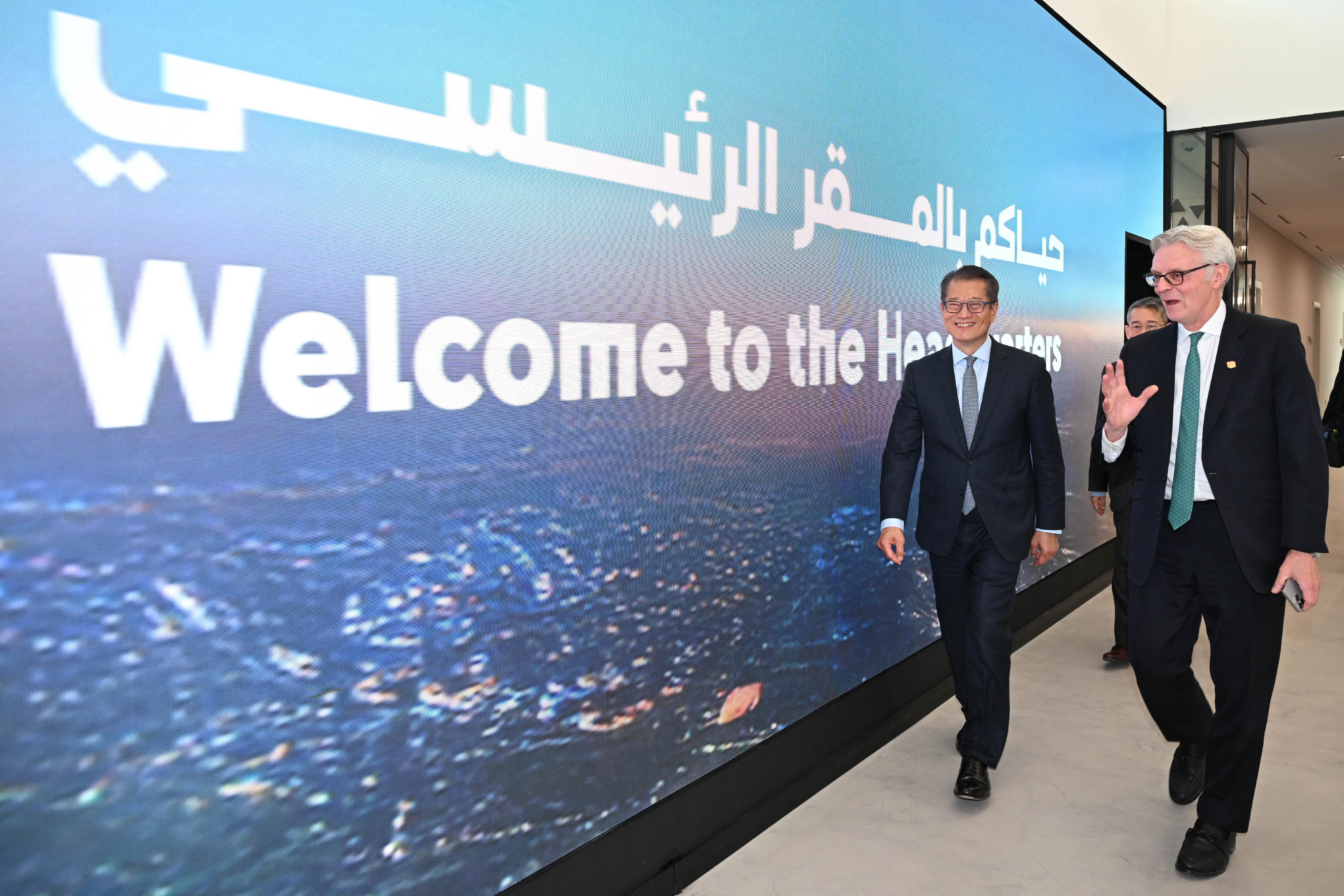 The Financial Secretary, Mr Paul Chan, continued to lead a delegation of the financial and innovation sectors to visit Riyadh, Saudi Arabia, on October 30 (Riyadh time). Photo shows Mr Chan (left) visiting New Murabba Development Company under the Public Investment Fund of Saudi Arabia. Next to him is the Chief Executive Officer of New Murabba Development Company, Mr Michael Dyke (right).
