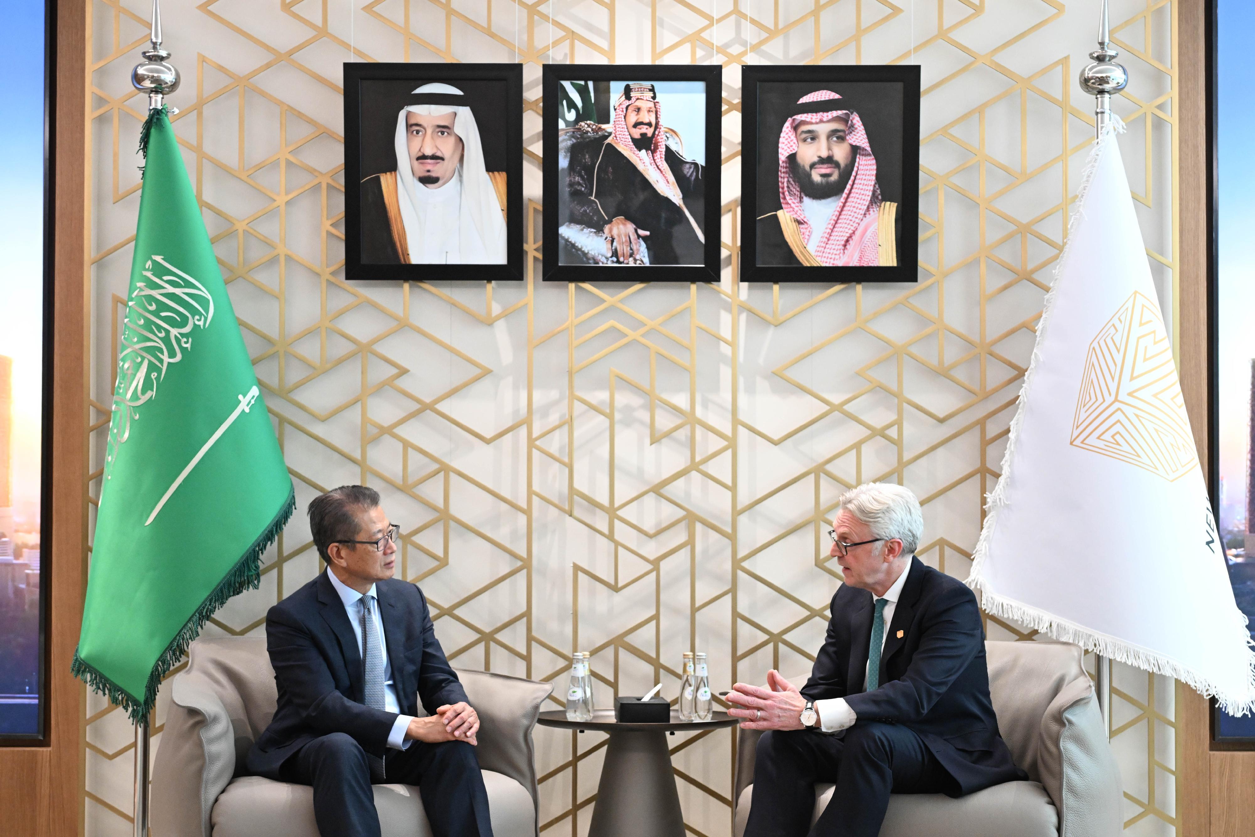 The Financial Secretary, Mr Paul Chan, continued to lead a delegation of the financial and innovation sectors to visit Riyadh, Saudi Arabia, on October 30 (Riyadh time). Photo shows Mr Chan (left) visiting New Murabba Development Company under the Public Investment Fund of Saudi Arabia and exchanging views with the Chief Executive Officer of New Murabba Development Company, Mr Michael Dyke (right).
