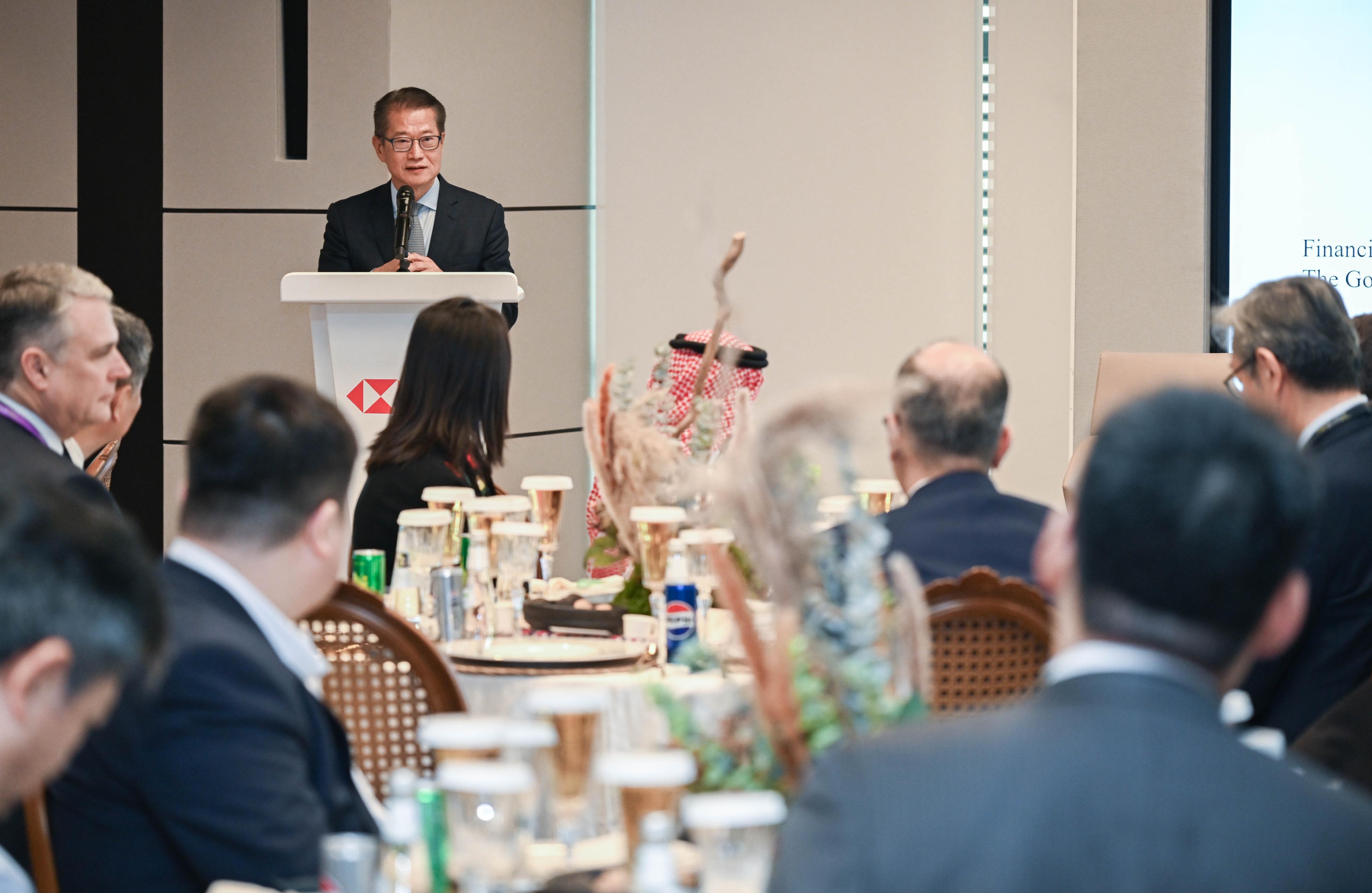 The Financial Secretary, Mr Paul Chan, continued to lead a delegation of the financial and innovation sectors to visit Riyadh, Saudi Arabia, on October 30 (Riyadh time). Photo shows Mr Chan speaking at a luncheon hosted by the Saudi Awwal Bank.