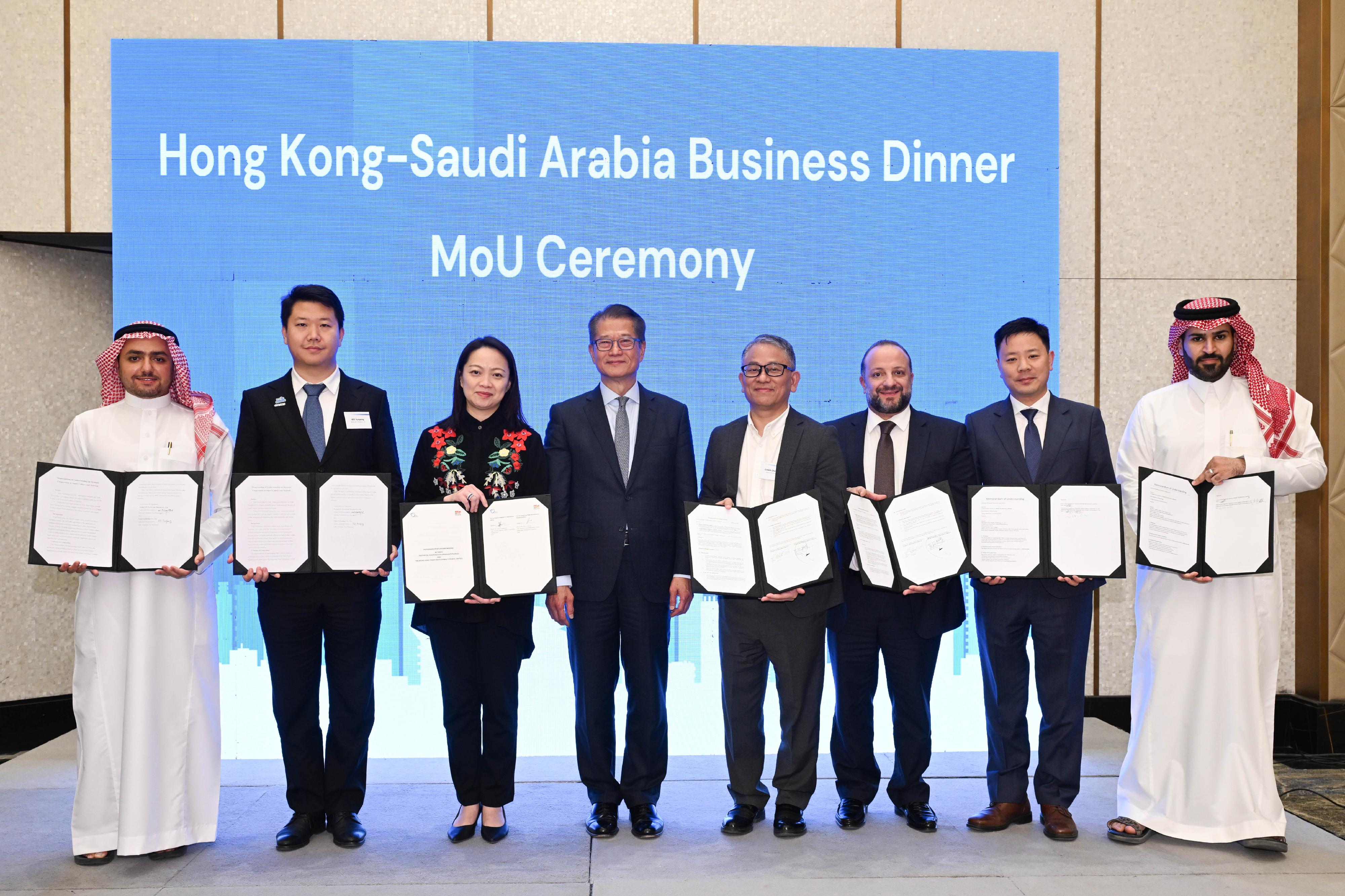 The Financial Secretary, Mr Paul Chan, continued to lead a delegation of the financial and innovation sectors to visit Riyadh, Saudi Arabia, on October 30 (Riyadh time). Photo shows Mr Chan (fourth left) at the Hong Kong-Saudi Arabia Business Dinner, with the representatives signing memoranda of understanding before the dinner.
