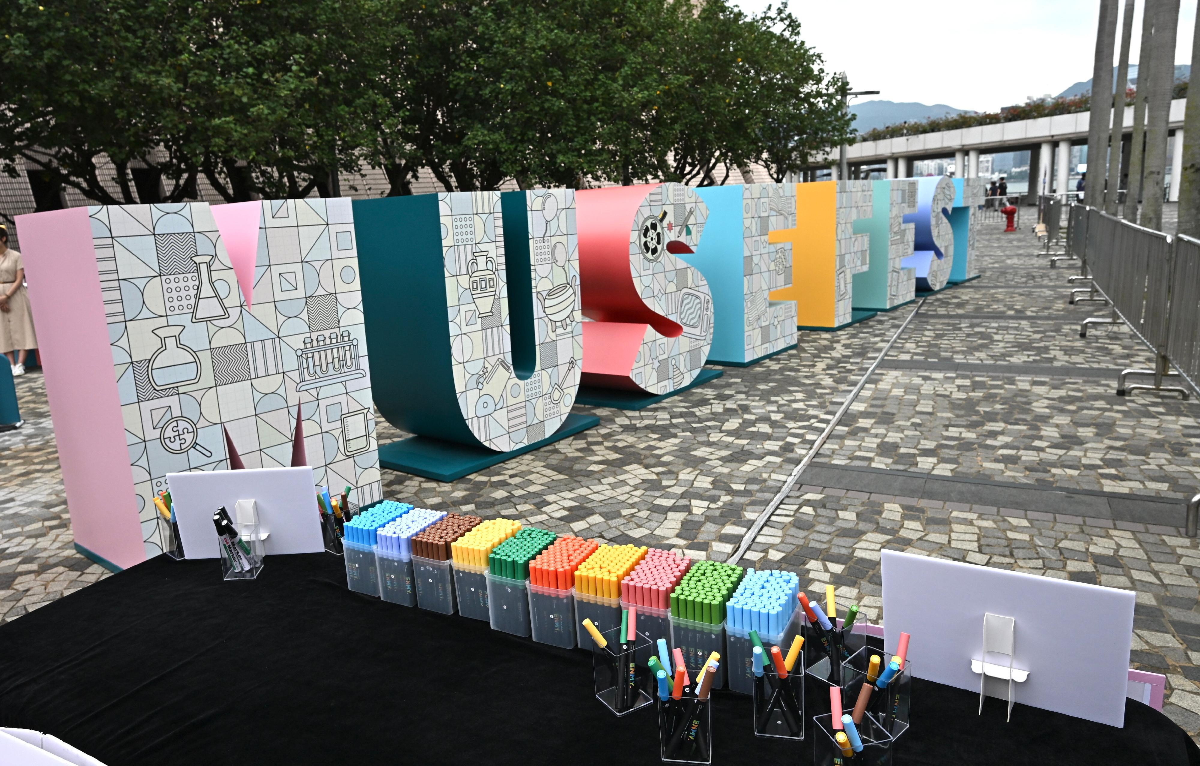 The inaugural event of Muse Fest HK 2025, the "Fun@Museum Carnival", will be held on November 1 and 2 at the Hong Kong Cultural Centre Piazza and creative market. Photo shows "Collab Art Live", an on-the-spot collective creation of a giant mural.