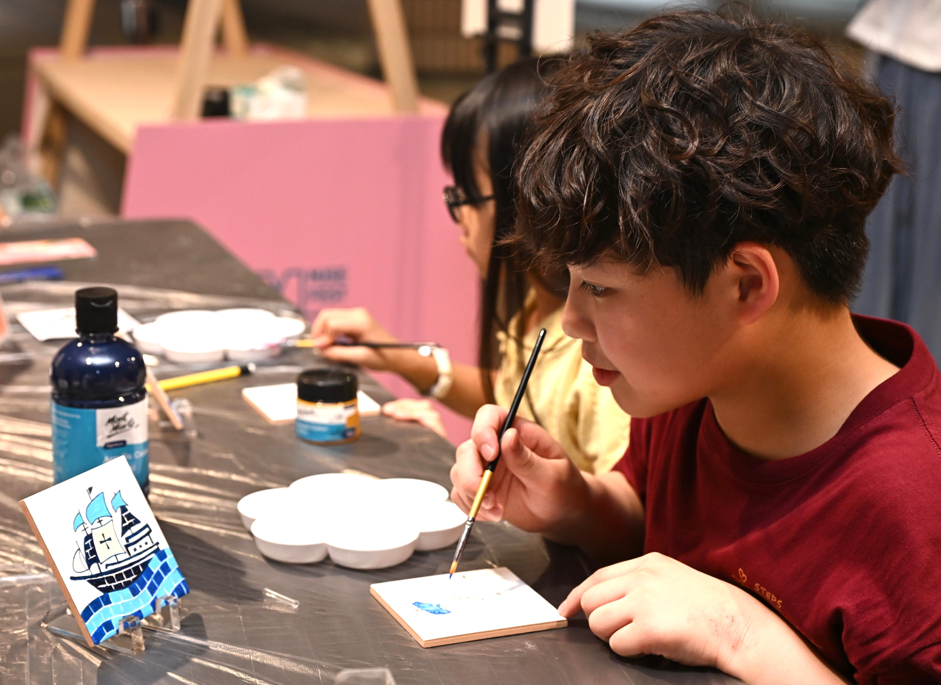The inaugural event of Muse Fest HK 2025, the "Fun@Museum Carnival", will be held today and tomorrow (November 1 and 2) at the Hong Kong Cultural Centre Piazza and the creative market. Photo shows the "Tile Painting Workshop".