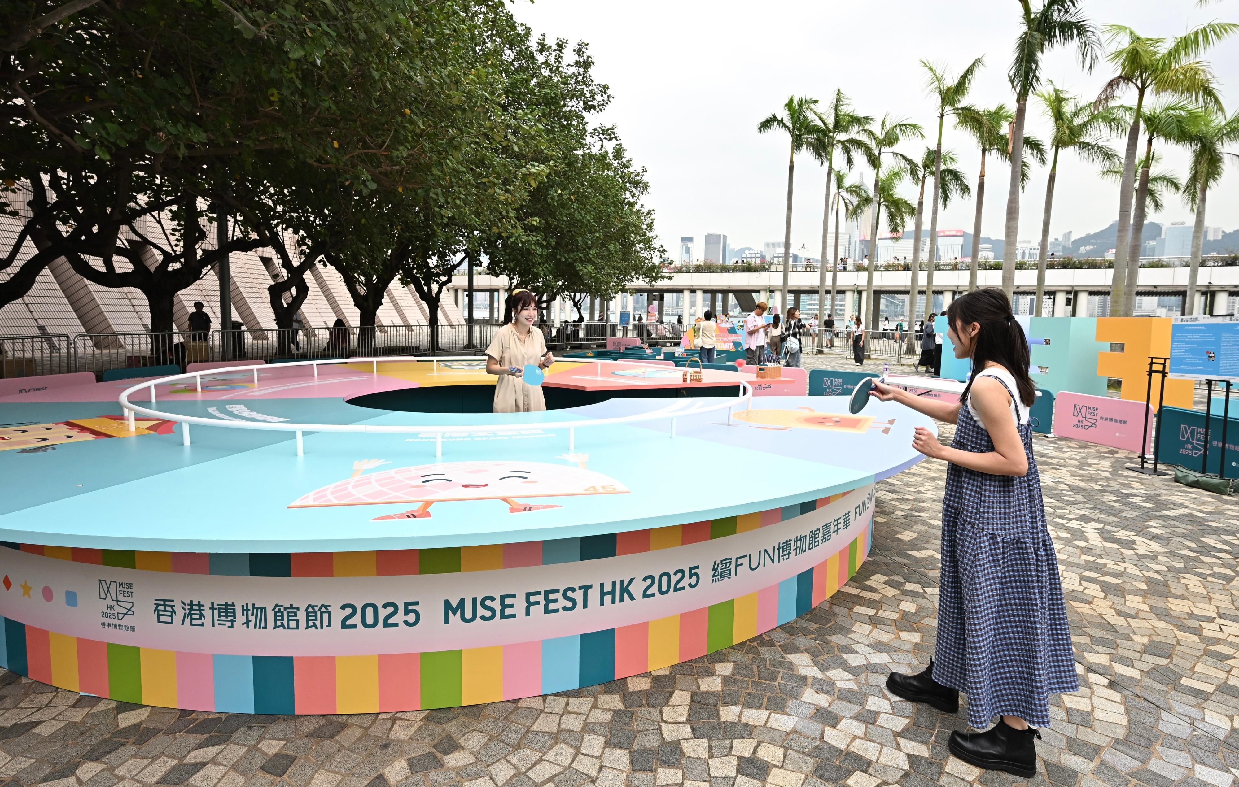 「香港博物館節2025」的開幕節目「繽Fun博物館嘉年華」將於十一月一至二日在香港文化中心露天廣場和市集舉行。圖示「『乒』紛大對戰」別開生面多人同戰乒乓球。