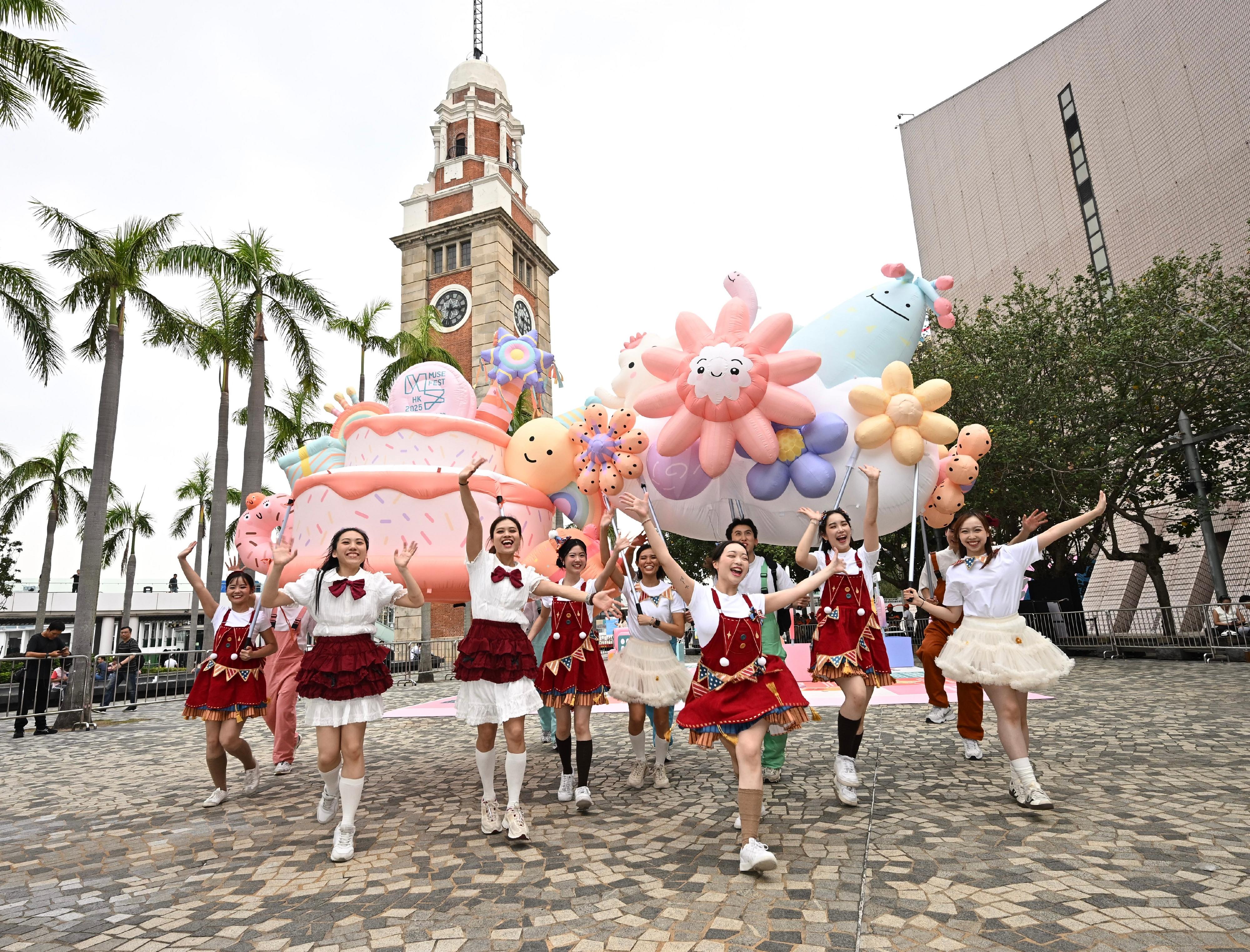 「香港博物館節2025」的開幕節目「繽Fun博物館嘉年華」將於十一月一至二日在香港文化中心露天廣場和市集舉行。圖示「巨偶快閃館」。
