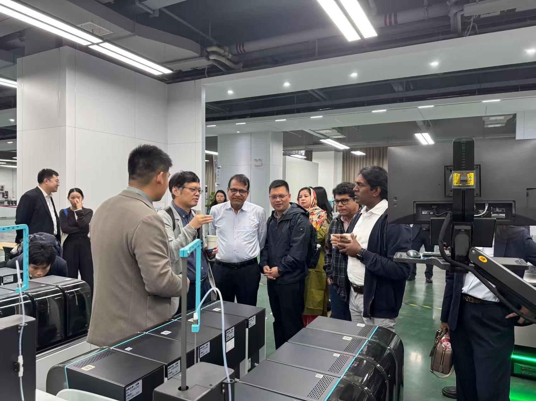 環境保護署與中國科學院生態環境研究中心首次聯合舉辦「綠色絲路」環保技術與可持續發展國際培訓班(國際培訓班),邀請「一帶一路」國家的環保領域高級別官員參與,推動可持續綠色發展交流和合作。圖示參加十月二十九日至十一月一日在湖南省長沙市舉行的國際培訓班的一帶一路國家代表,參觀當地一家領先環保企業。