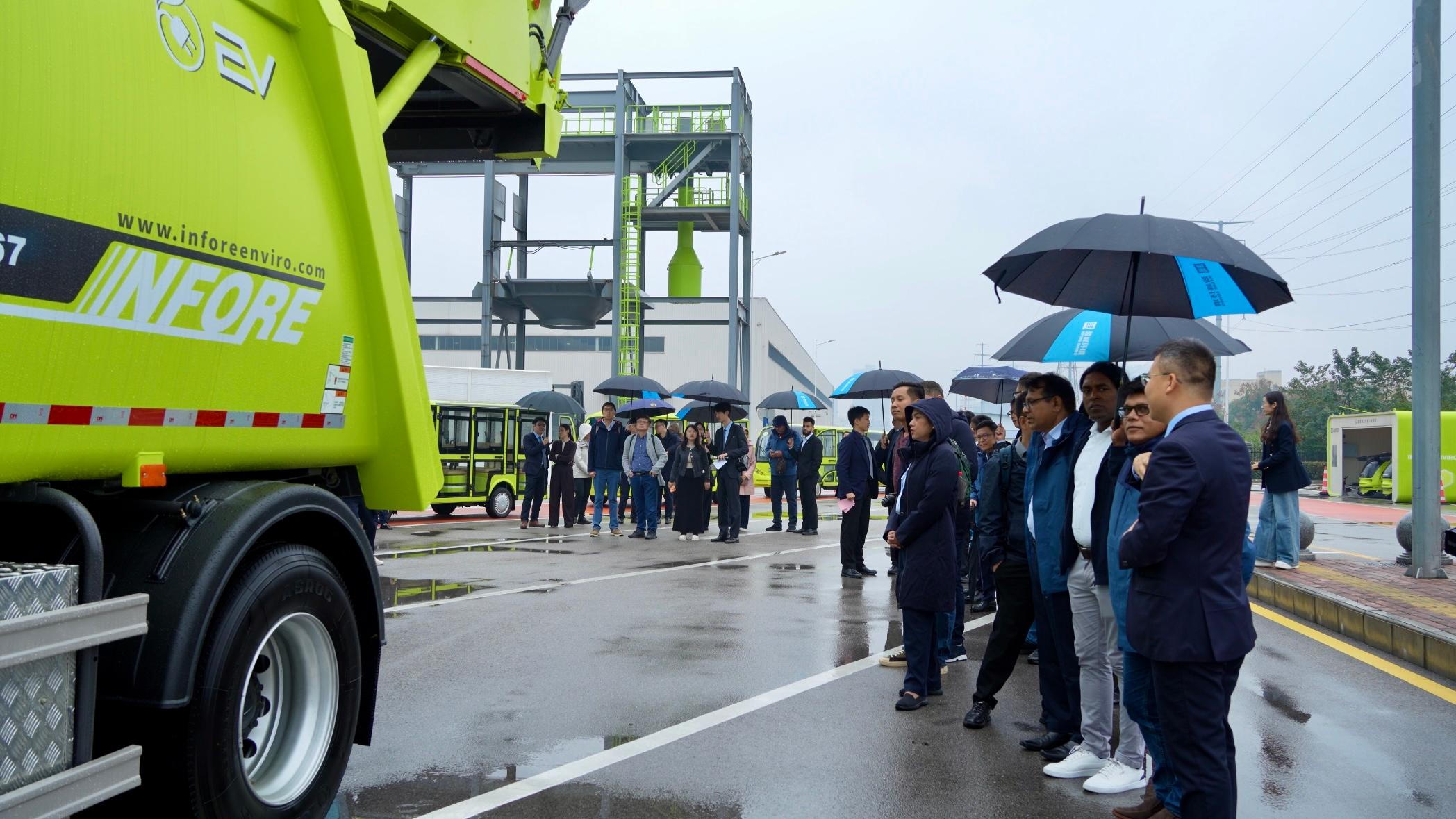 環境保護署與中國科學院生態環境研究中心首次聯合舉辦「綠色絲路」環保技術與可持續發展國際培訓班(國際培訓班),邀請「一帶一路」國家的環保領域高級別官員參與,推動可持續綠色發展交流和合作。圖示參加十月二十九日至十一月一日在湖南省長沙市舉行的國際培訓班的一帶一路國家代表,參觀當地一家領先環保企業。