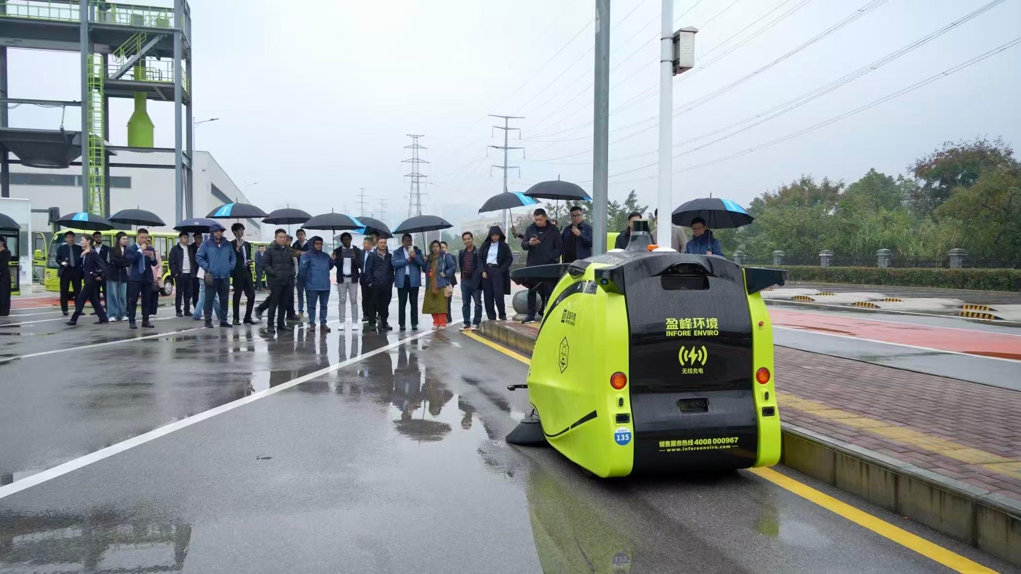 環境保護署與中國科學院生態環境研究中心首次聯合舉辦「綠色絲路」環保技術與可持續發展國際培訓班(國際培訓班),邀請「一帶一路」國家的環保領域高級別官員參與,推動可持續綠色發展交流和合作。圖示參加十月二十九日至十一月一日在湖南省長沙市舉行的國際培訓班的一帶一路國家代表,參觀當地一家領先環保企業。