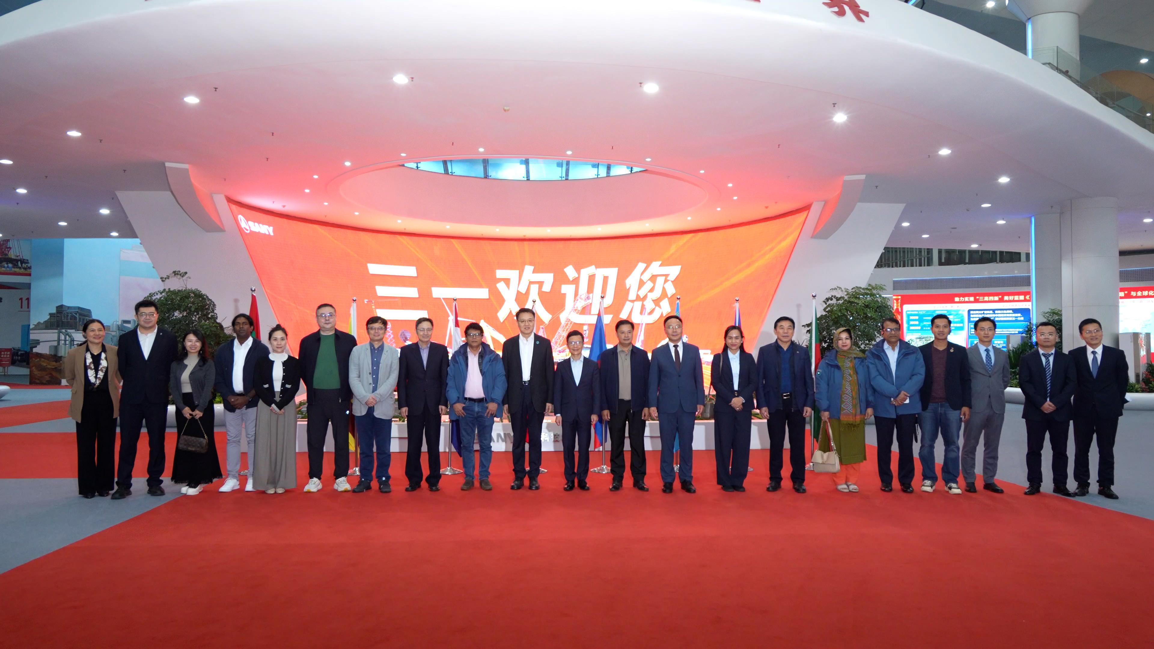 環境保護署(環保署)與中國科學院生態環境研究中心首次聯合舉辦「綠色絲路」環保技術與可持續發展國際培訓班(國際培訓班),邀請「一帶一路」國家的環保領域高級別官員參與,推動可持續綠色發展交流和合作。圖示參加十月二十九日至十一月一日在湖南省長沙市舉行的國際培訓班的一帶一路國家代表,與環保署副署長鄭健(中間)、生態環境部原副部長趙英民(左十)、科學技術部原副部长李萌(左八),在參觀當地一家領先環保企業後合照。