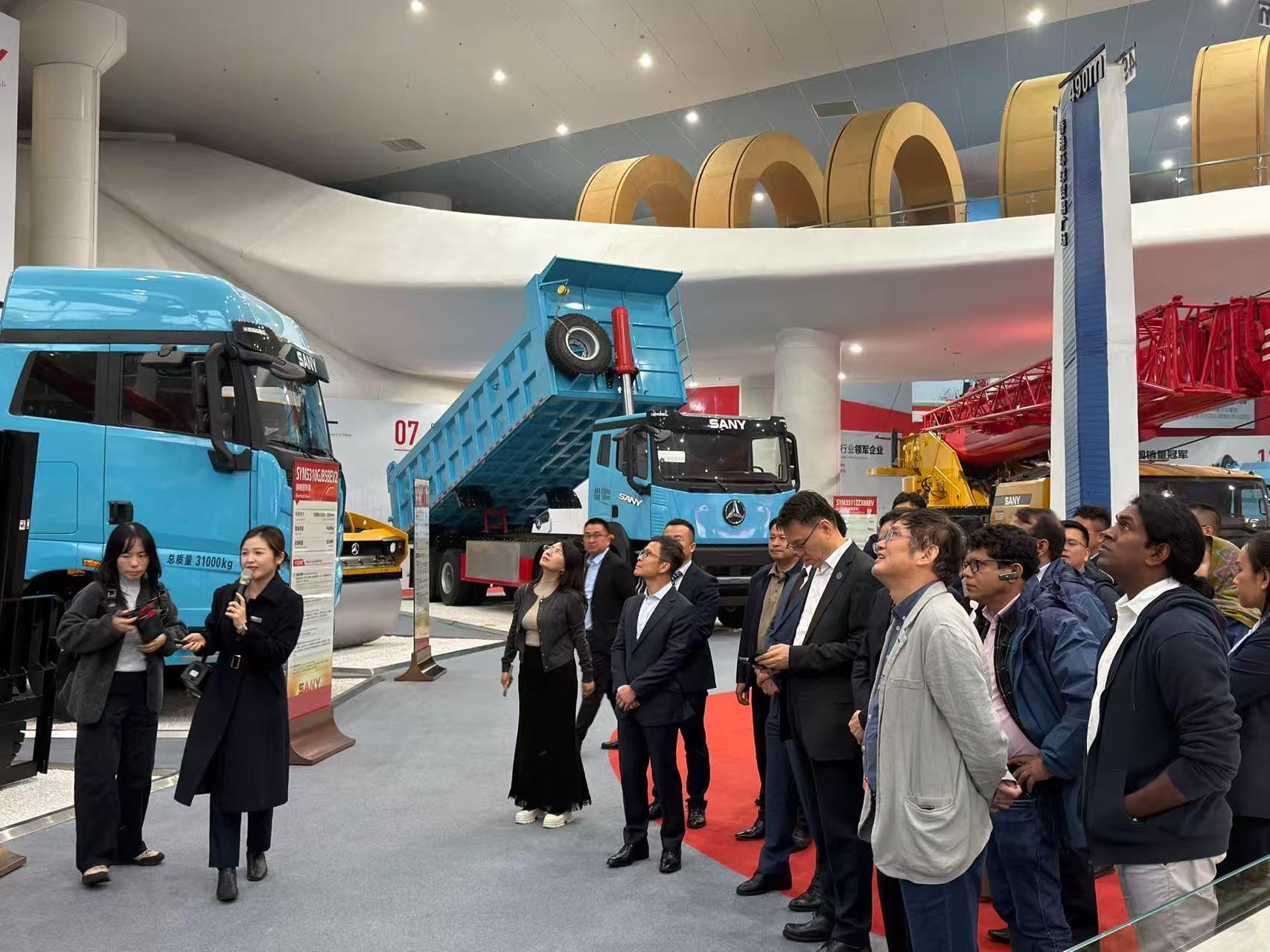 環境保護署(環保署)與中國科學院生態環境研究中心首次聯合舉辦「綠色絲路」環保技術與可持續發展國際培訓班(國際培訓班),邀請「一帶一路」國家的環保領域高級別官員參與,推動可持續綠色發展交流和合作。圖示參加十月二十九日至十一月一日在湖南省長沙市舉行的國際培訓班的一帶一路國家代表,參觀當地一家領先環保企業。