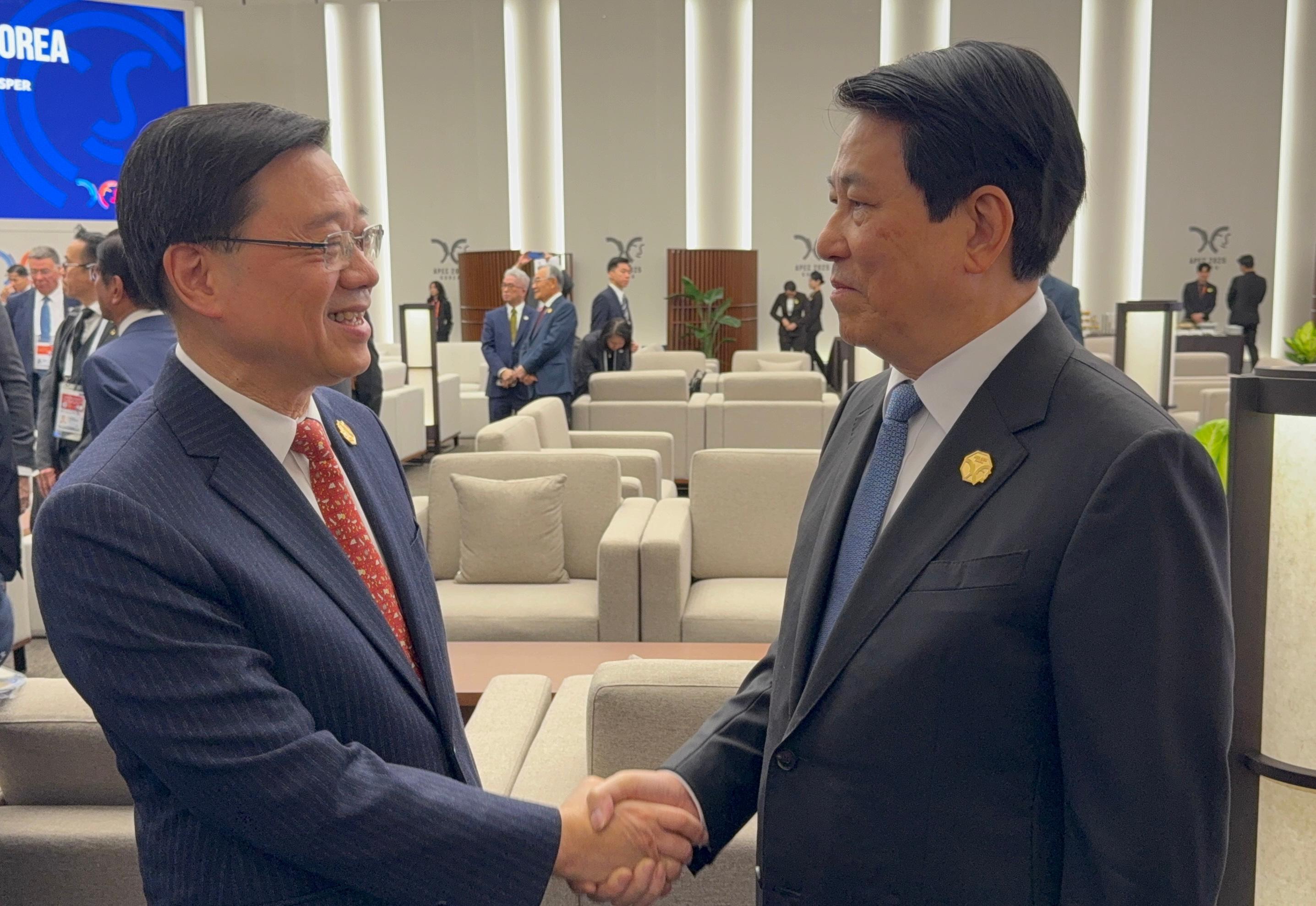 行政長官李家超今日(十月三十一日)在韓國慶州出席亞太區經濟合作組織領導人與東道主嘉賓非正式對話。圖示李家超( 左)與越南國家主席梁強(右)合照。