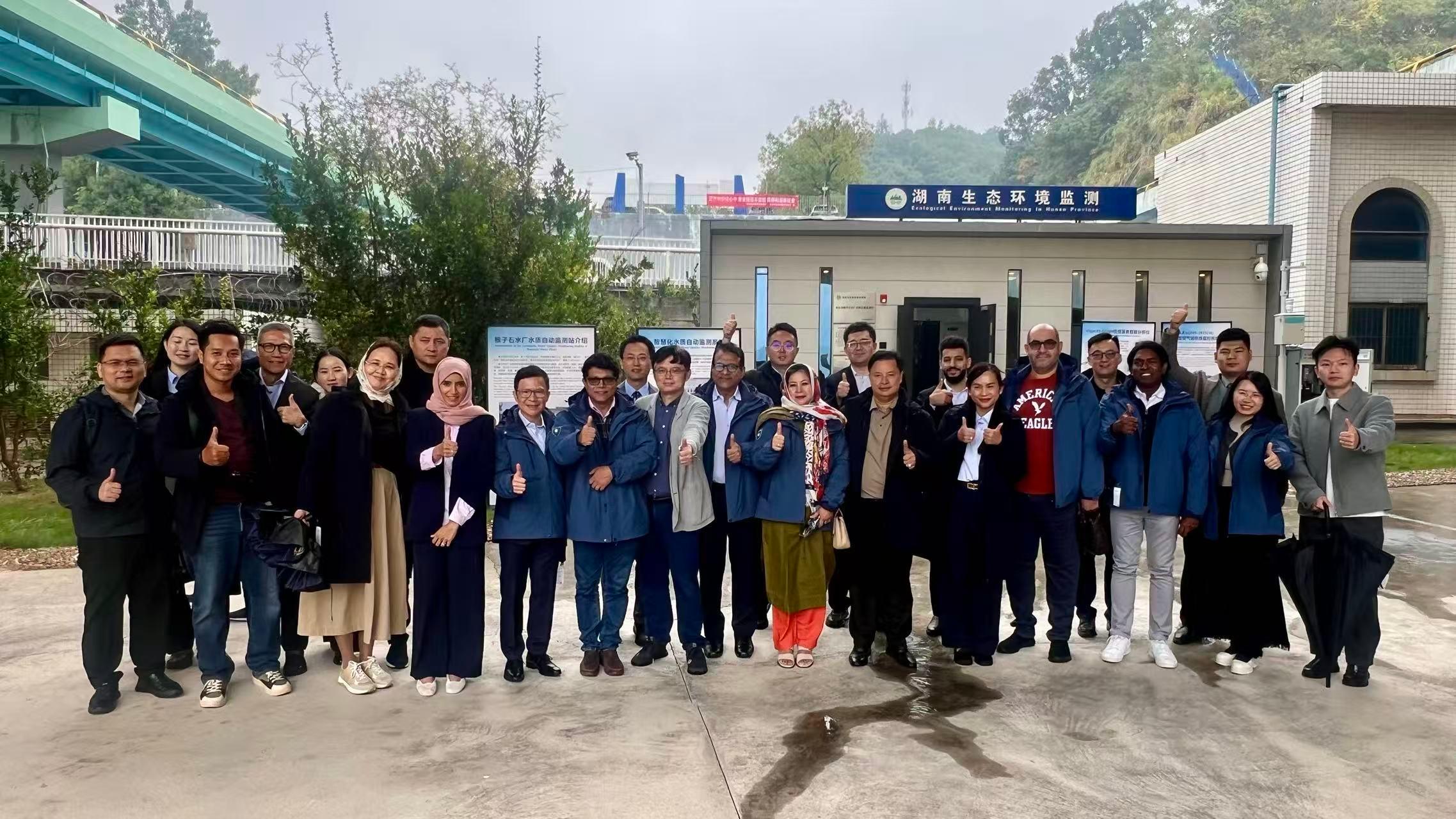 The Environmental Protection Department and the Research Center for Eco-Environmental Sciences of the Chinese Academy of Sciences jointly organised the first Green Silk Road International Training Programme on Environmental Technologies and Sustainable Development, inviting senior environmental officials from Belt and Road (B&R) countries to participate, with an aim to promote exchanges and collaboration on sustainable green development. Photo shows the B&R delegation participating in a training held in Changsha, Hunan Province, from October 29 to November 1, and having a group photo with the Deputy Director of Environmental Protection, Mr Kenneth Cheng (ninth left), after a visit to a local leading green company.