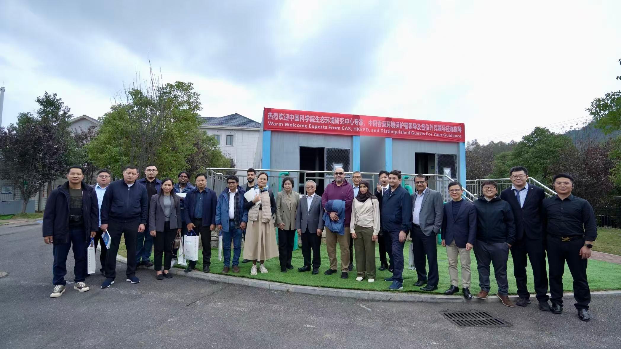 The Environmental Protection Department and the Research Center for Eco-Environmental Sciences of the Chinese Academy of Sciences jointly organised the first Green Silk Road International Training Programme on Environmental Technologies and Sustainable Development, inviting senior environmental officials from Belt and Road countries to participate, with an aim to promote exchanges and collaboration on sustainable green development. Photo shows the delegation participating in a training held in Changsha, Hunan Province, from October 29 to November 1, and having a group photo with the Director of Environmental Protection, Dr Samuel Chui (front row, eighth left), and Deputy Director of Environmental Protection Mr Kenneth Cheng (front row, fourth right), after a visit to a local leading green company.
