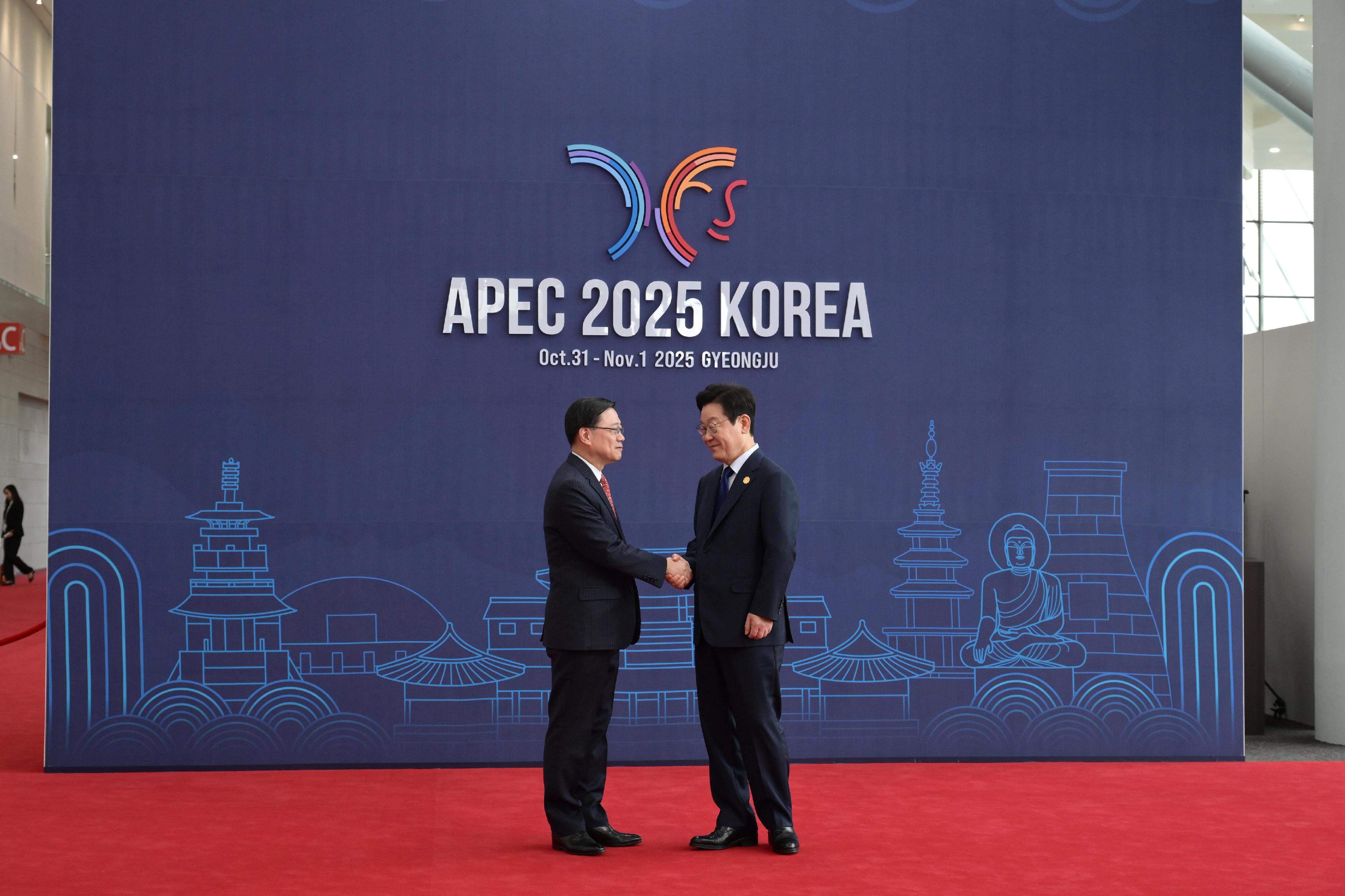 The Chief Executive, Mr John Lee, attended the Asia-Pacific Economic Cooperation Economic Leaders' Informal Dialogue with Guests in Gyeongju, Korea, today (October 31). Photo shows Mr Lee (left) with the President of the Republic of Korea, Mr Lee Jae-myung (right), before the meeting.