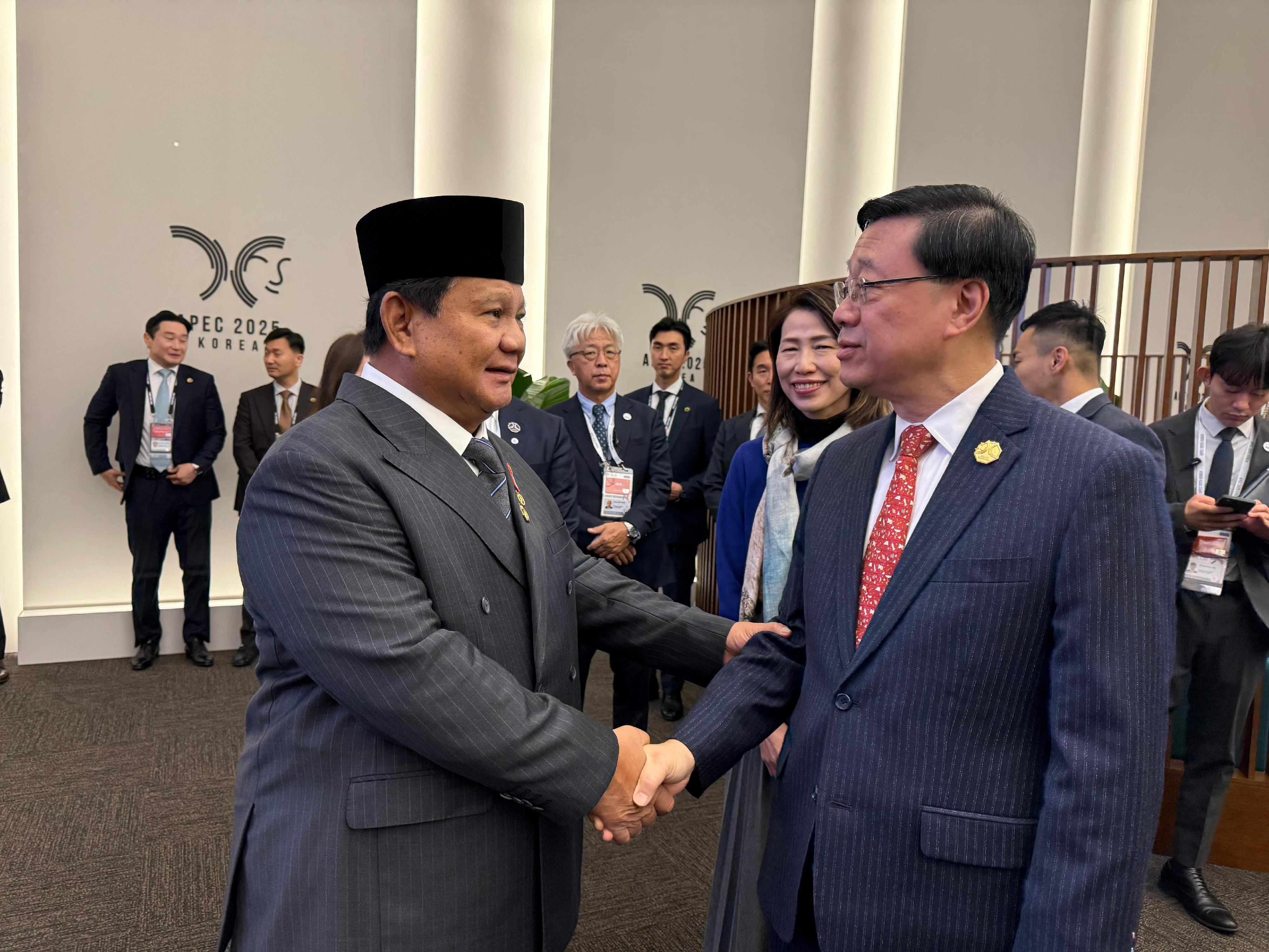 The Chief Executive, Mr John Lee, attended the Asia-Pacific Economic Cooperation Economic Leaders' Informal Dialogue with Guests in Gyeongju, Korea, today (October 31). Photo shows Mr Lee (right) with the President of Indonesia, Mr Prabowo Subianto (left).
