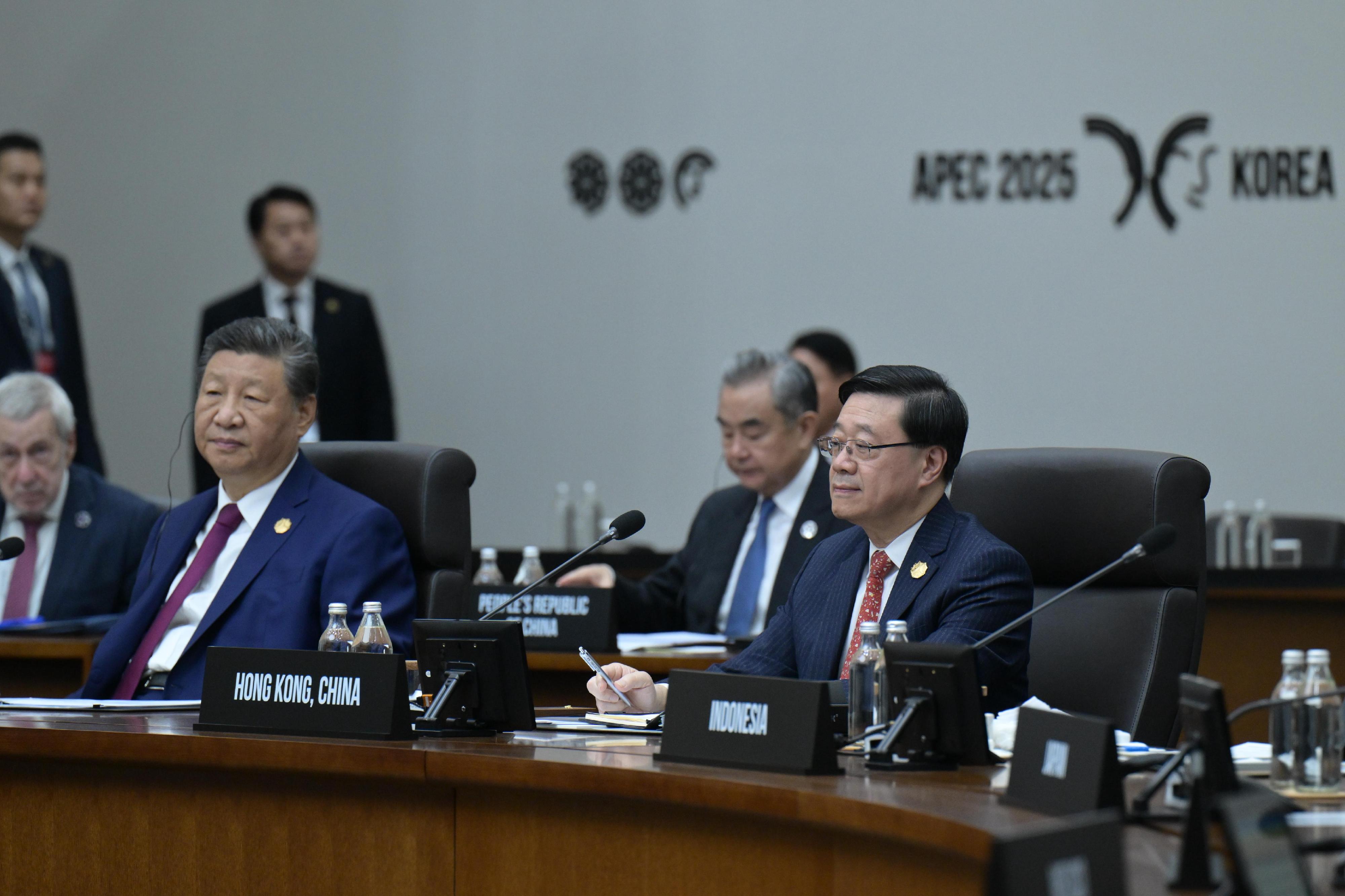 The Chief Executive, Mr John Lee, attended the Asia-Pacific Economic Cooperation Economic Leaders' Informal Dialogue with Guests in Gyeongju, Korea, today (October 31). Photo shows President Xi Jinping (left) and Mr Lee (right) attending the meeting.
