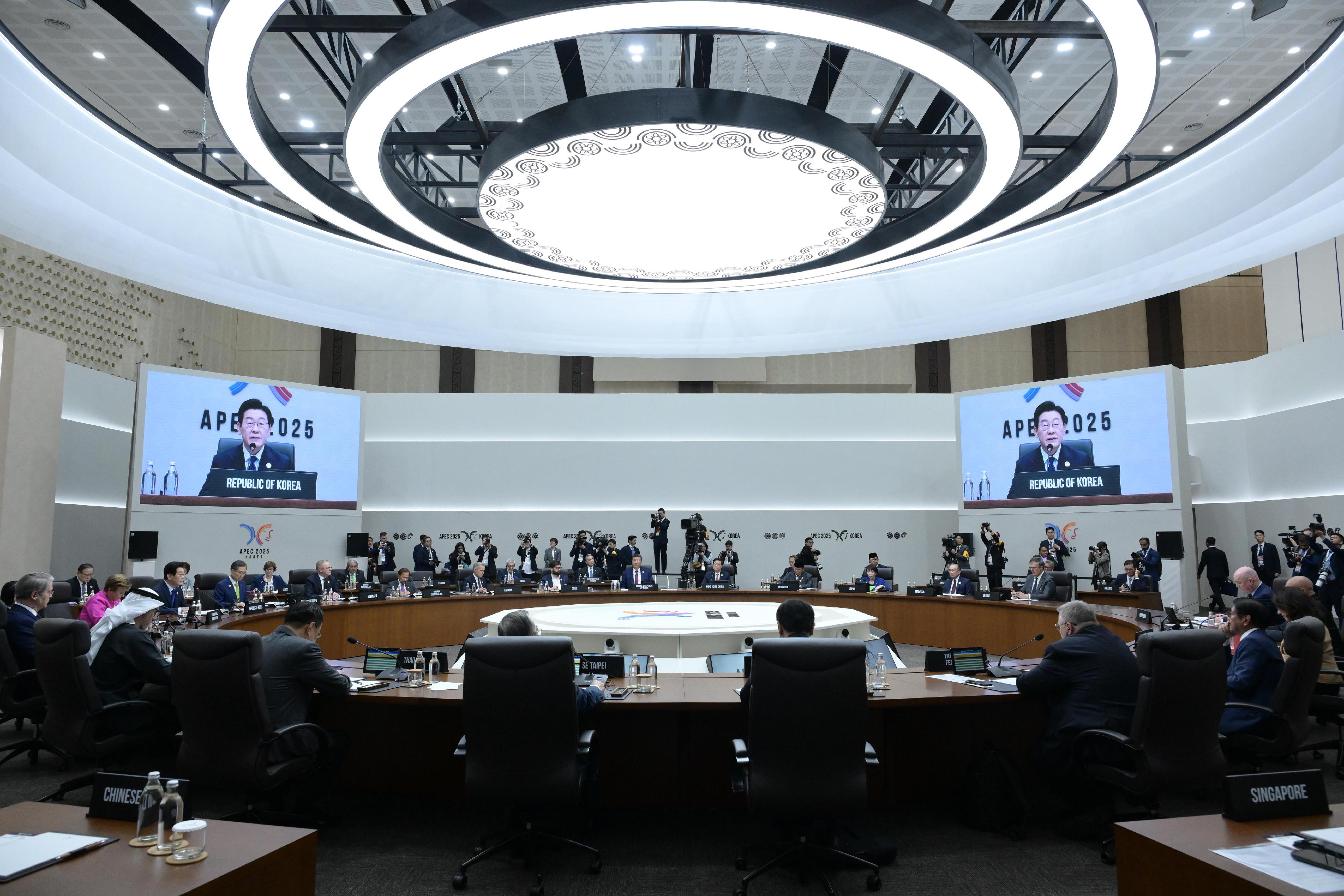 The Chief Executive, Mr John Lee, attended the Asia-Pacific Economic Cooperation Economic Leaders' Informal Dialogue with Guests in Gyeongju, Korea, today (October 31). Photo shows President Xi Jinping (front row, sixth right) and Mr Lee (front row, fifth right) attending the meeting.