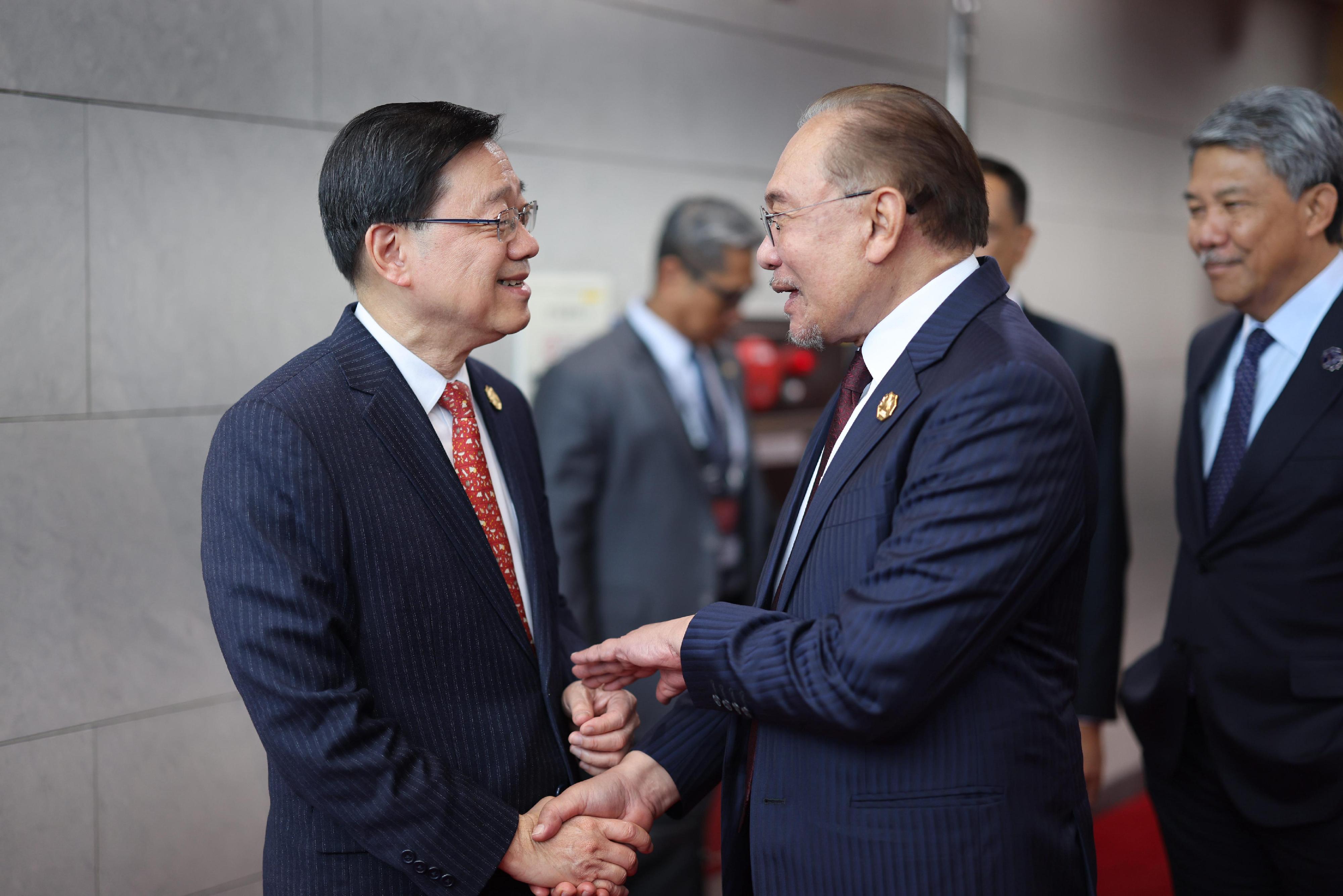The Chief Executive, Mr John Lee, attended the Asia-Pacific Economic Cooperation Economic Leaders' Informal Dialogue with Guests in Gyeongju, Korea, today (October 31). Photo shows Mr Lee (left) and the Prime Minister of Malaysia, Dato' Seri Anwar Ibrahim (right).