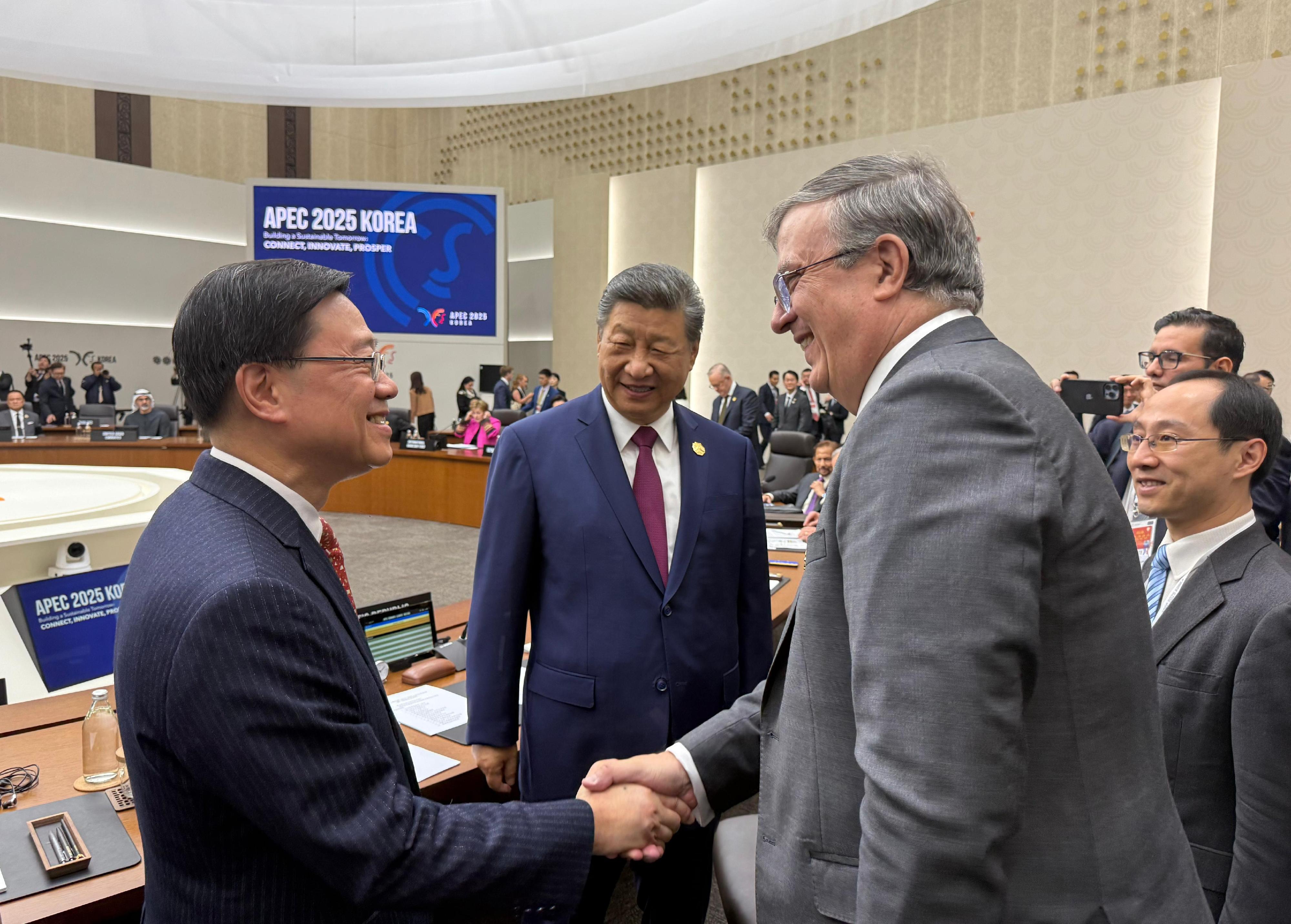 The Chief Executive, Mr John Lee, attended the Asia-Pacific Economic Cooperation Economic Leaders' Informal Dialogue with Guests in Gyeongju, Korea, today (October 31). Photo shows (from left) Mr Lee; President Xi Jinping; and the Secretary of Economy of Mexico, Mr Marcelo Ebrard Casaubon.