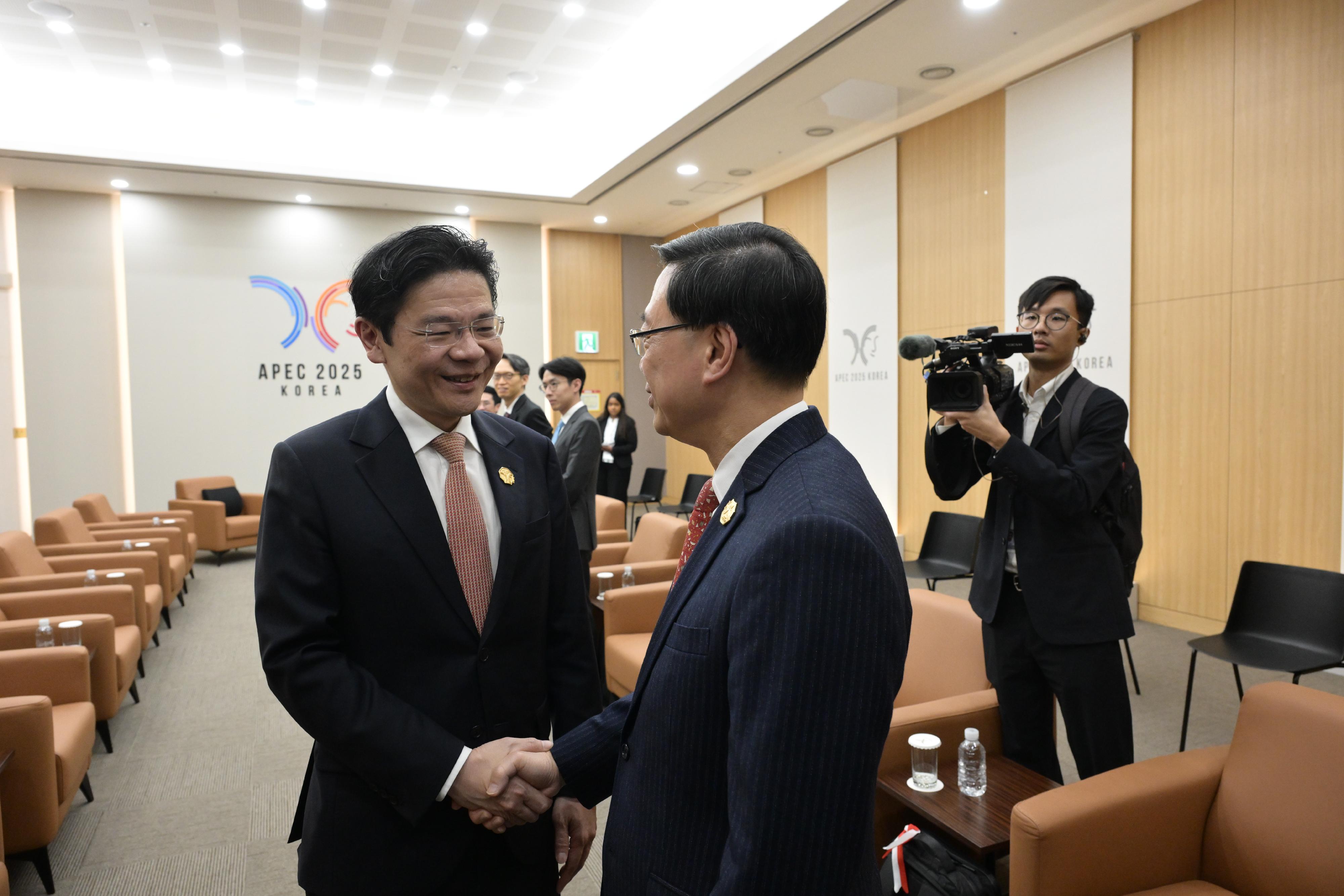 The Chief Executive, Mr John Lee, continued his visit to Korea today (October 31). Photo shows Mr Lee (right) meeting with the Prime Minister of Singapore, Mr Lawrence Wong (left).