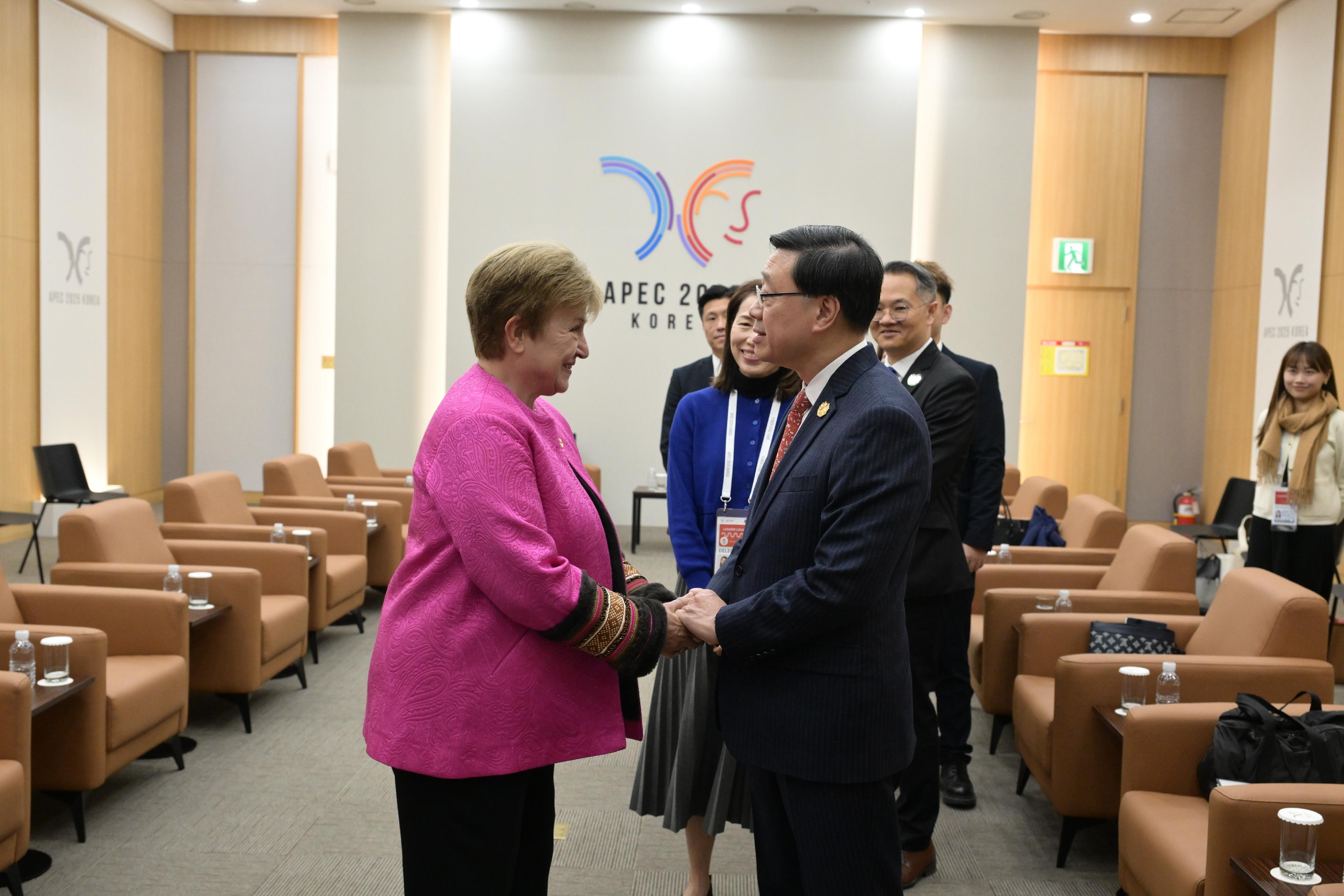 The Chief Executive, Mr John Lee, continued his visit to Korea today (October 31). Photo shows Mr Lee (right) meeting with the Managing Director of the International Monetary Fund, Ms Kristalina Georgieva (left).