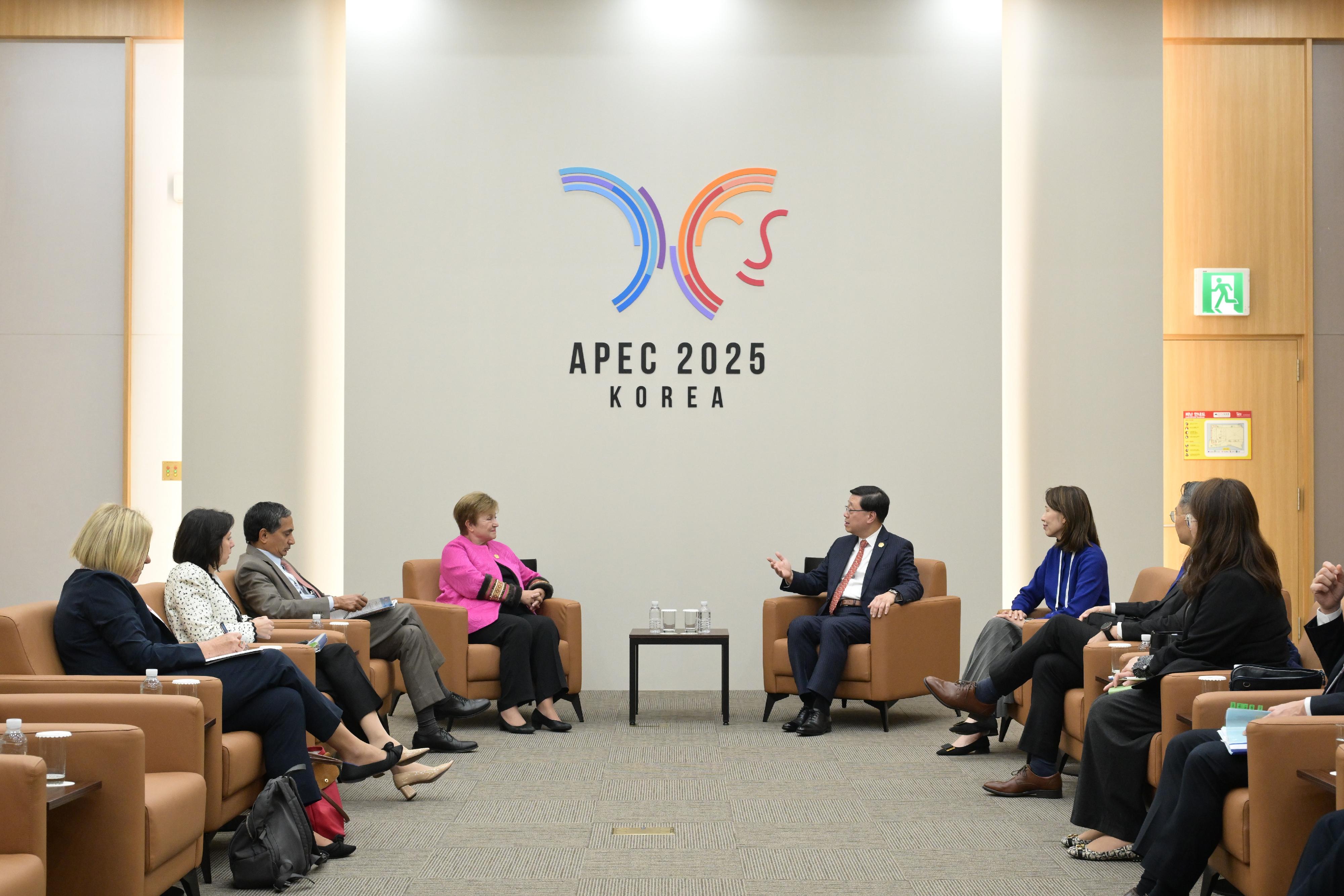 The Chief Executive, Mr John Lee, continued his visit to Korea today (October 31). Photo shows Mr Lee (fourth right) meeting with the Managing Director of the International Monetary Fund, Ms Kristalina Georgieva (fourth left).