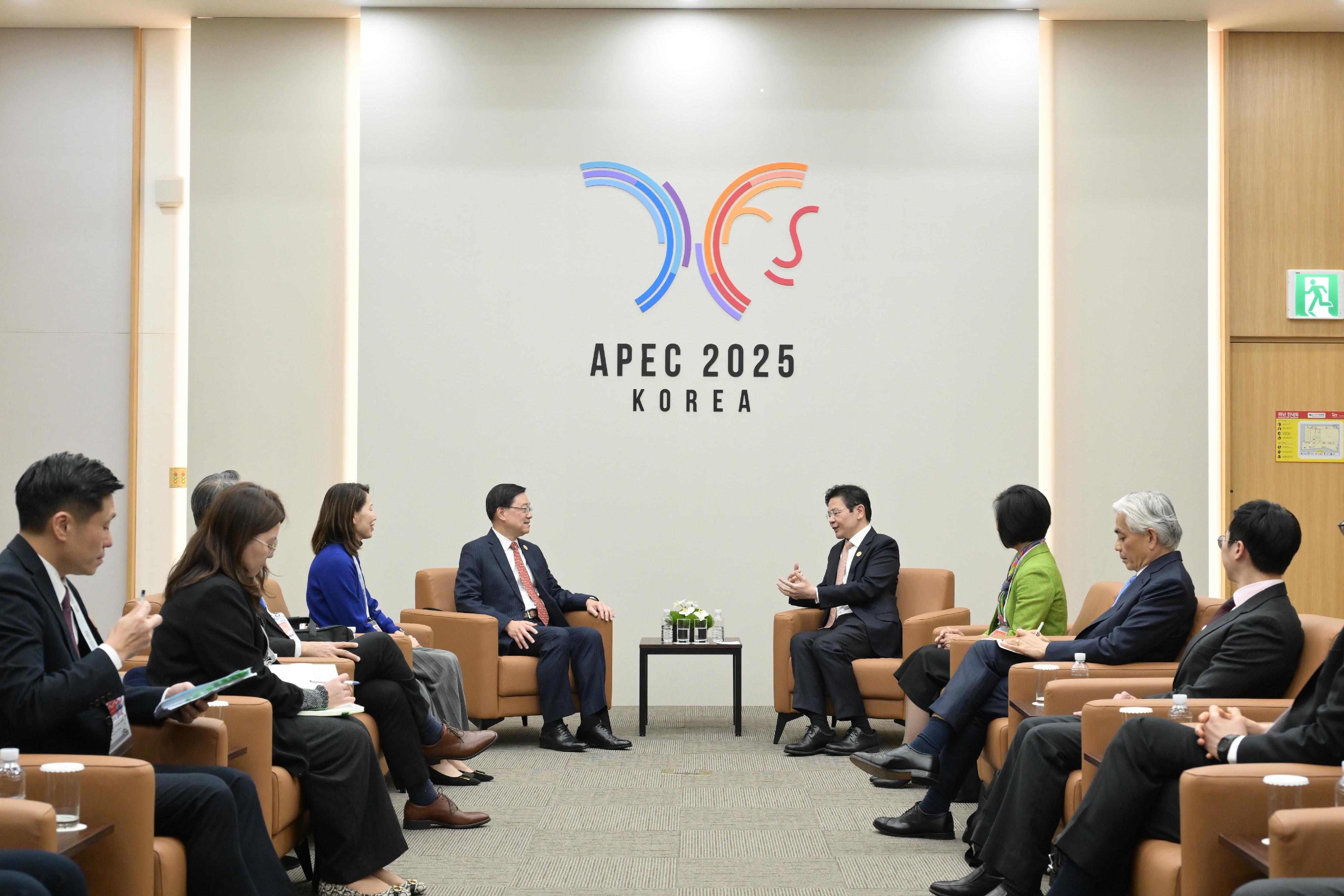 The Chief Executive, Mr John Lee, continued his visit to Korea today (October 31). Photo shows Mr Lee (centre) meeting with the Prime Minister of Singapore, Mr Lawrence Wong (fourth right).