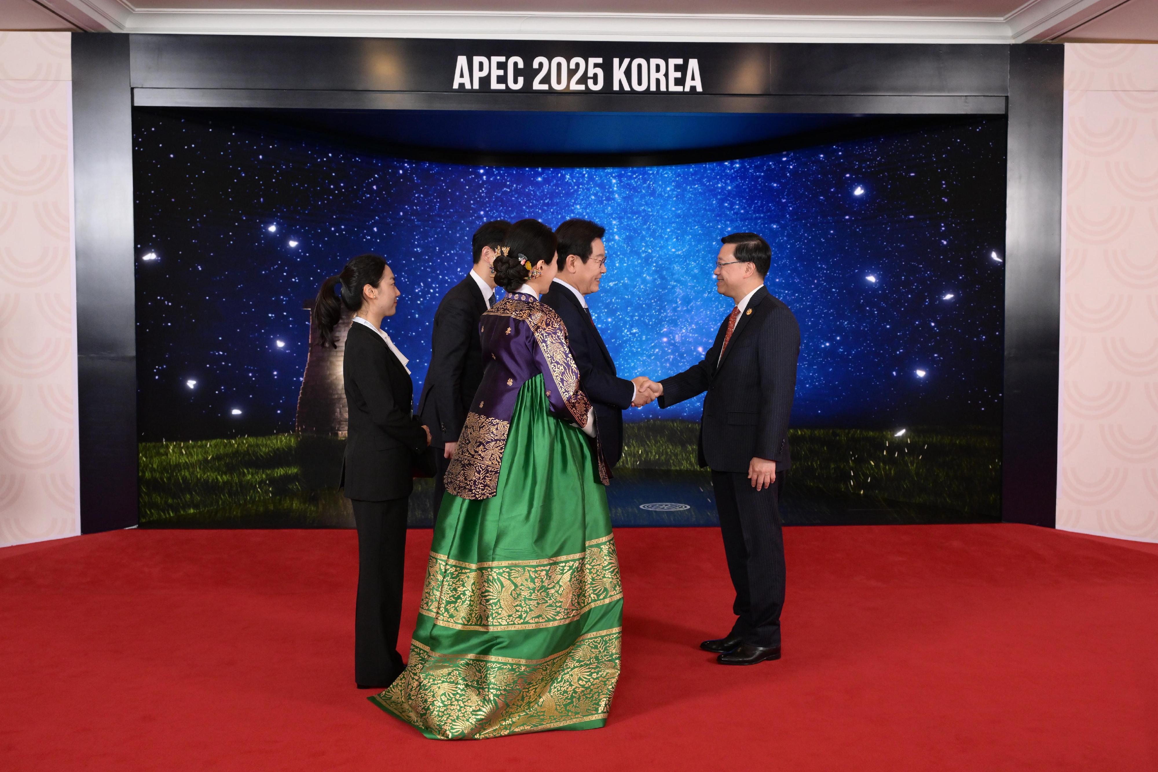 The Chief Executive, Mr John Lee, continued his visit to Gyeongju, Korea, today (October 31). Photo shows Mr Lee (first right) attending the Gala Dinner hosted by the Asia-Pacific Economic Cooperation for participating leaders and being greeted by the President of the Republic of Korea, Mr Lee Jae-myung (second right).