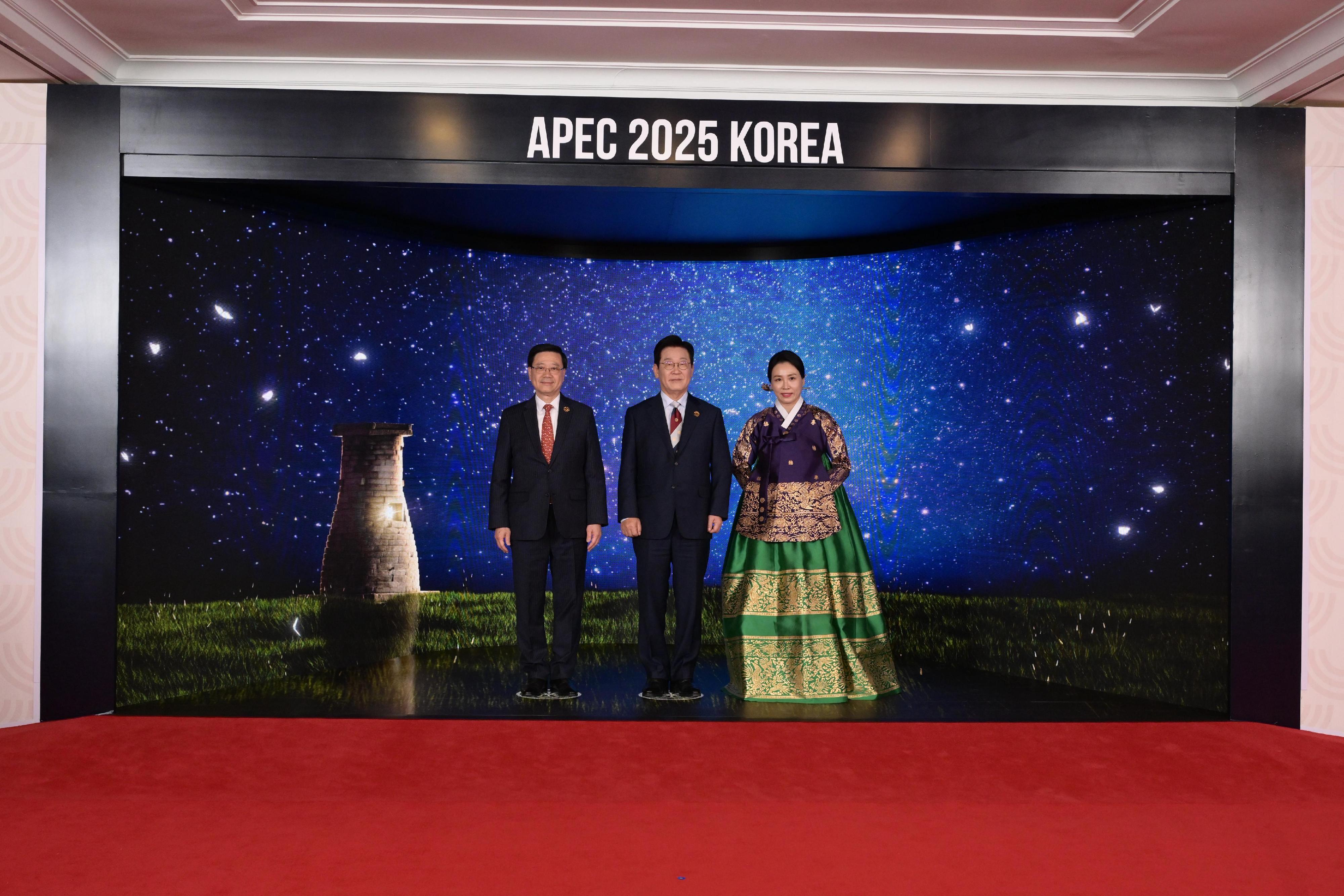 The Chief Executive, Mr John Lee, continued his visit to Gyeongju, Korea, today (October 31). Photo shows Mr Lee (left) attending the Gala Dinner hosted by the Asia-Pacific Economic Cooperation for participating leaders and being with the President of the Republic of Korea, Mr Lee Jae-myung (centre).