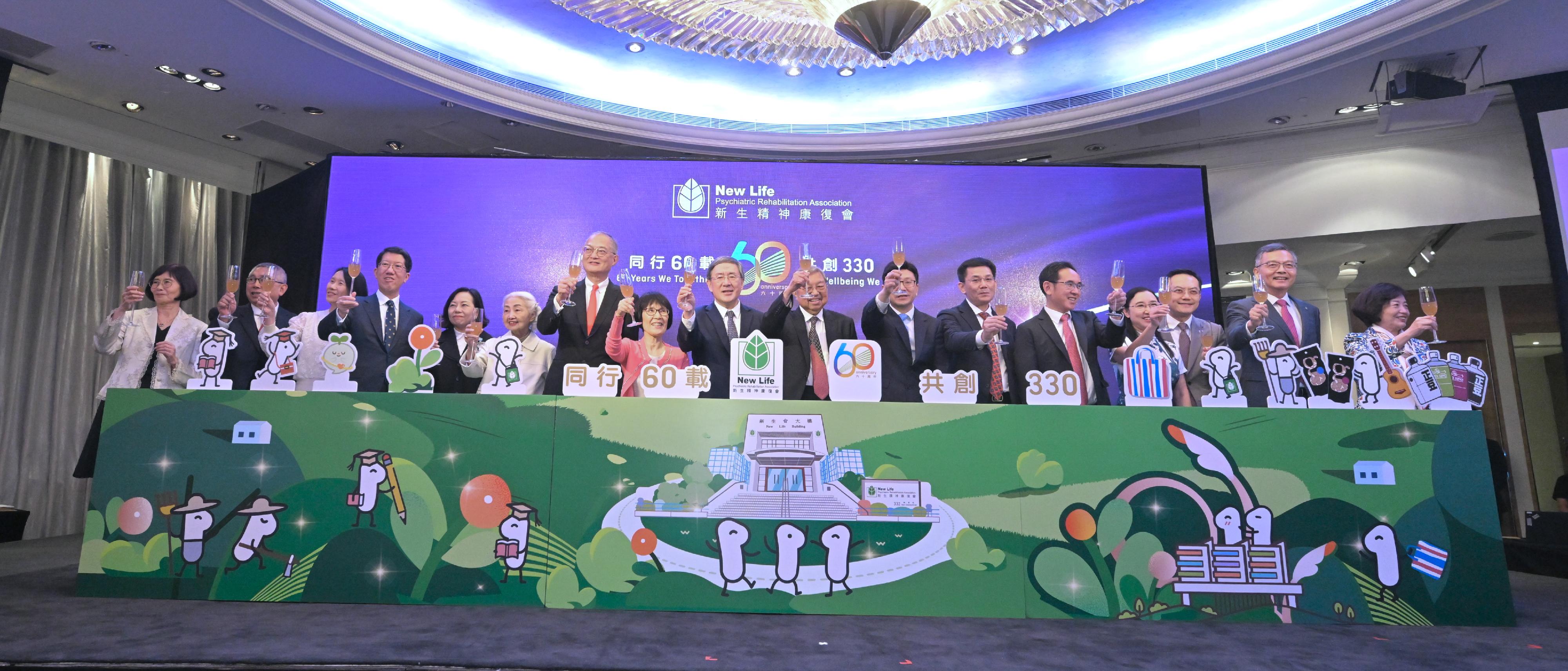 政務司副司長卓永興今晚(十月三十一日)出席新生精神康復會60周年啟動禮暨長期服務頒獎禮晚宴。圖示(左五起)民政及青年事務局局長麥美娟、前律政司司長梁愛詩、醫務衞生局局長盧寵茂教授、新生精神康復會會長張妙清教授、卓永興、新生精神康復會贊助人何世柱、勞工及福利局局長孫玉菡和中央人民政府駐香港特別行政區聯絡辦公室社會工作部副部長周和博士舉杯祝酒。