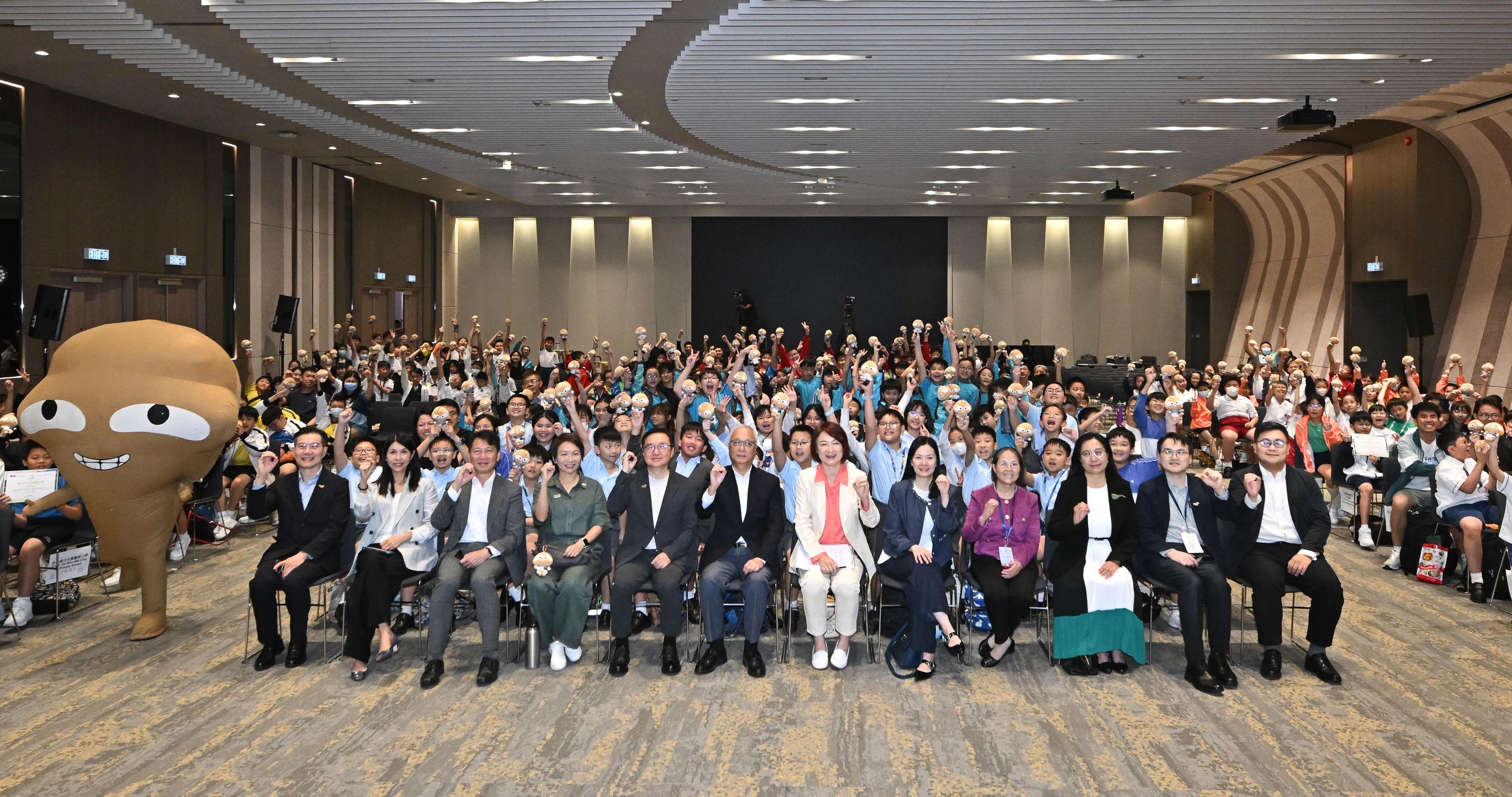 The public day of the 20th Eco Expo Asia and the premiere ceremony of the "Enchanting China" season two was held today (October 31). Photo shows the Secretary for Environment and Ecology, Mr Tse Chin-wan (first row, sixth left); member of the Standing Committee of the National People's Congress and the Convenor of the Working Group on Patriotic Education, Dr Starry Lee (first row, sixth right); Assistant Executive Director of the Hong Kong Trade Development Council Ms Smiley Lam (first row, fifth right); the Chairman of the Environment and Conservation Fund Committee, Dr Eric Cheng (first row, fifth left); and the Chairman of the Environmental Campaign Committee, Ms Grace Kwok (first row, fourth left); the Permanent Secretary for Environment and Ecology (Food), Ms Irene Young (first row, third right); the Permanent Secretary for Environment and Ecology (Environment), Mr Eddie Cheung (first row, third left); the Under Secretary for Environment and Ecology, Miss Diane Wong (first row, fourth right); the Commissioner for Climate Change, Mr Arthur Lee (fisrt row, second right); Deputy Director of Environmental Protection Dr Vanessa Au (first row, second left) and other guests attending the event.