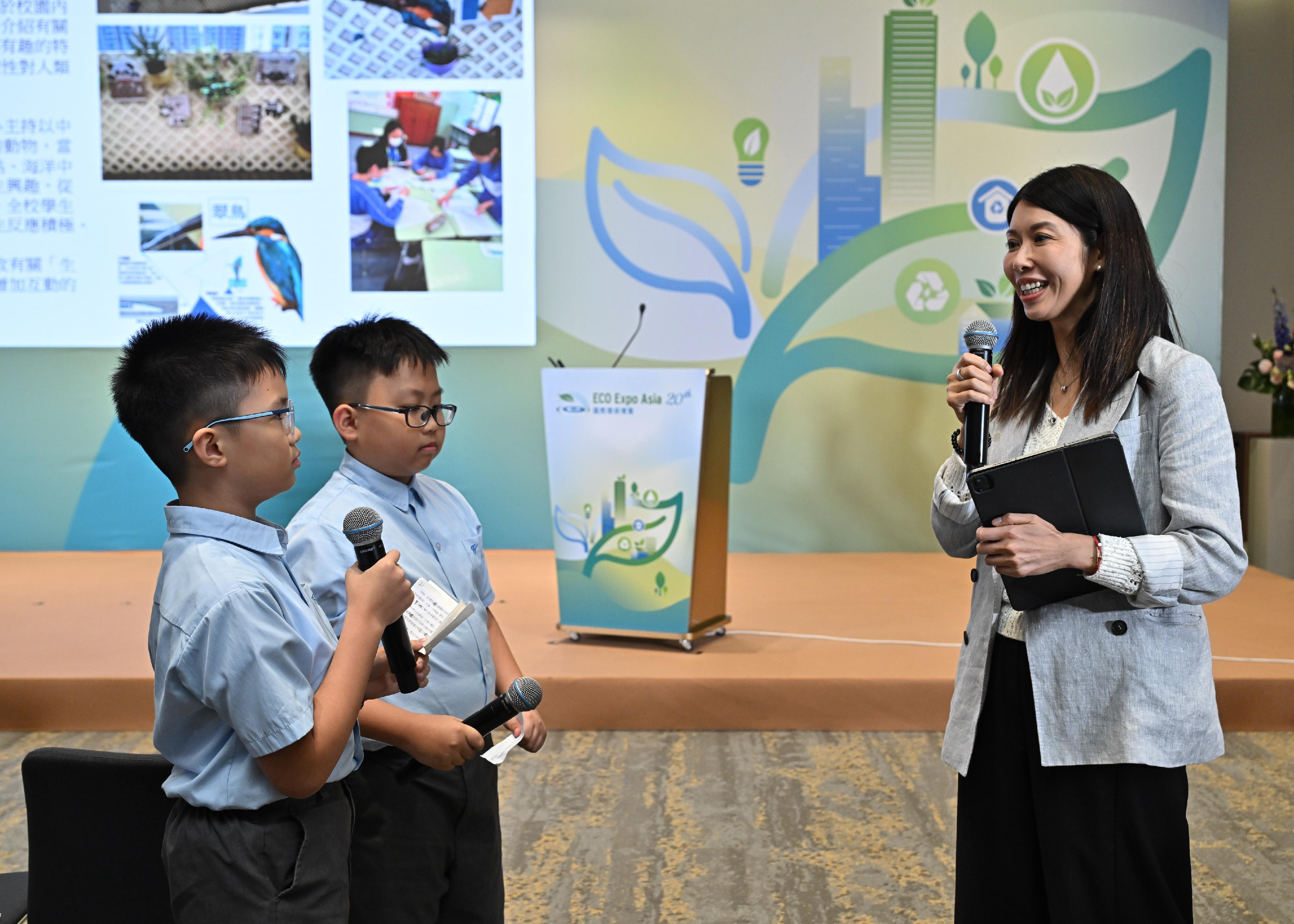 The public day of the 20th Eco Expo Asia and the premiere ceremony of the "Enchanting China" season two was held today (October 31). Deputy Director of Environmental Protection Dr Vanessa Au (first right) exchanging views with the attendees at the Environmental Education Interactive Session for Students.
