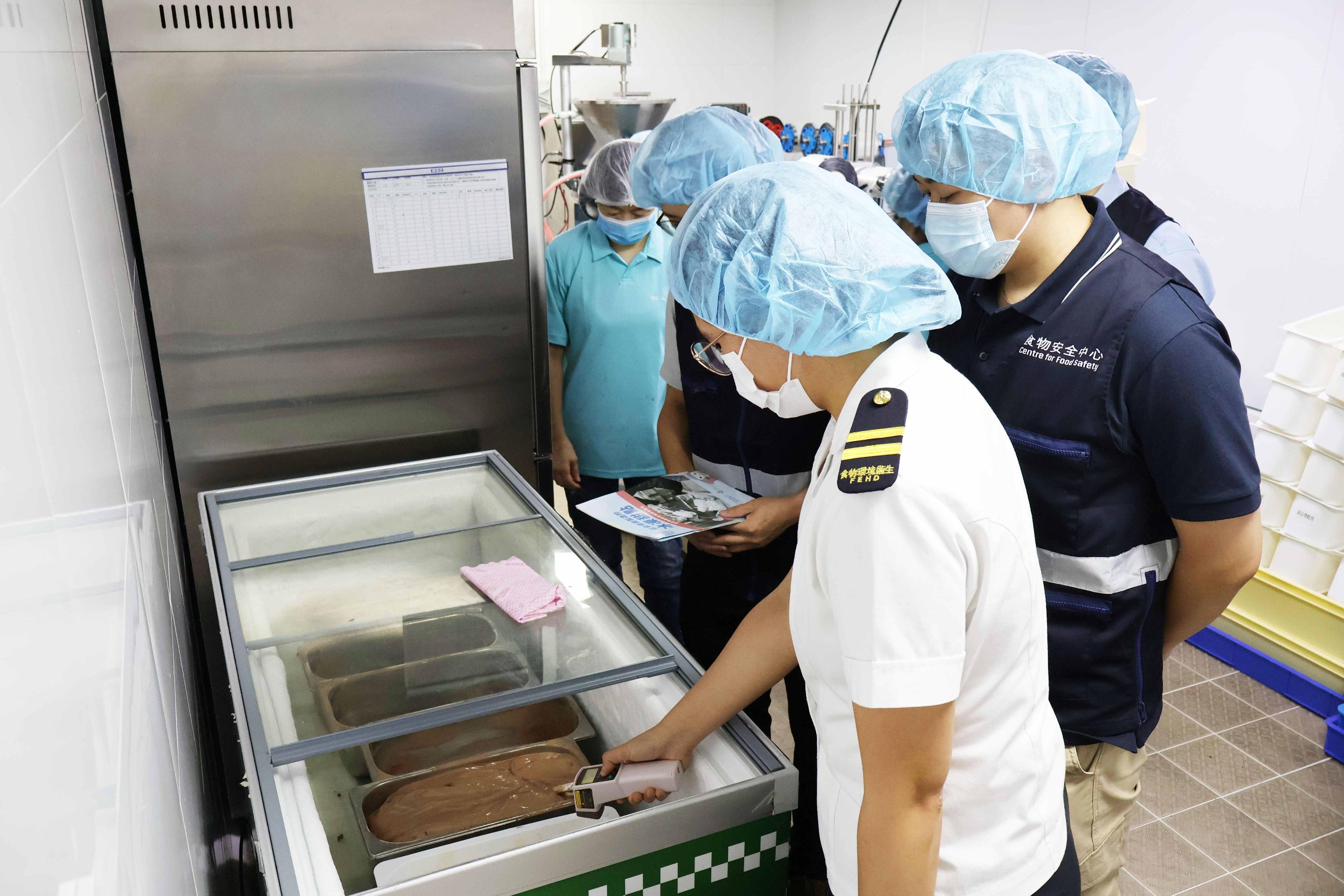 為提升經營雪糕製造批發業務的持牌冰凍甜點製造廠的食物安全和衞生意識,食物環境衞生署食物安全中心及環境衞生部展開行動,由九月起加強巡查全港各區經營雪糕製造批發業務的持牌冰凍甜點製造廠,以保障食物安全。