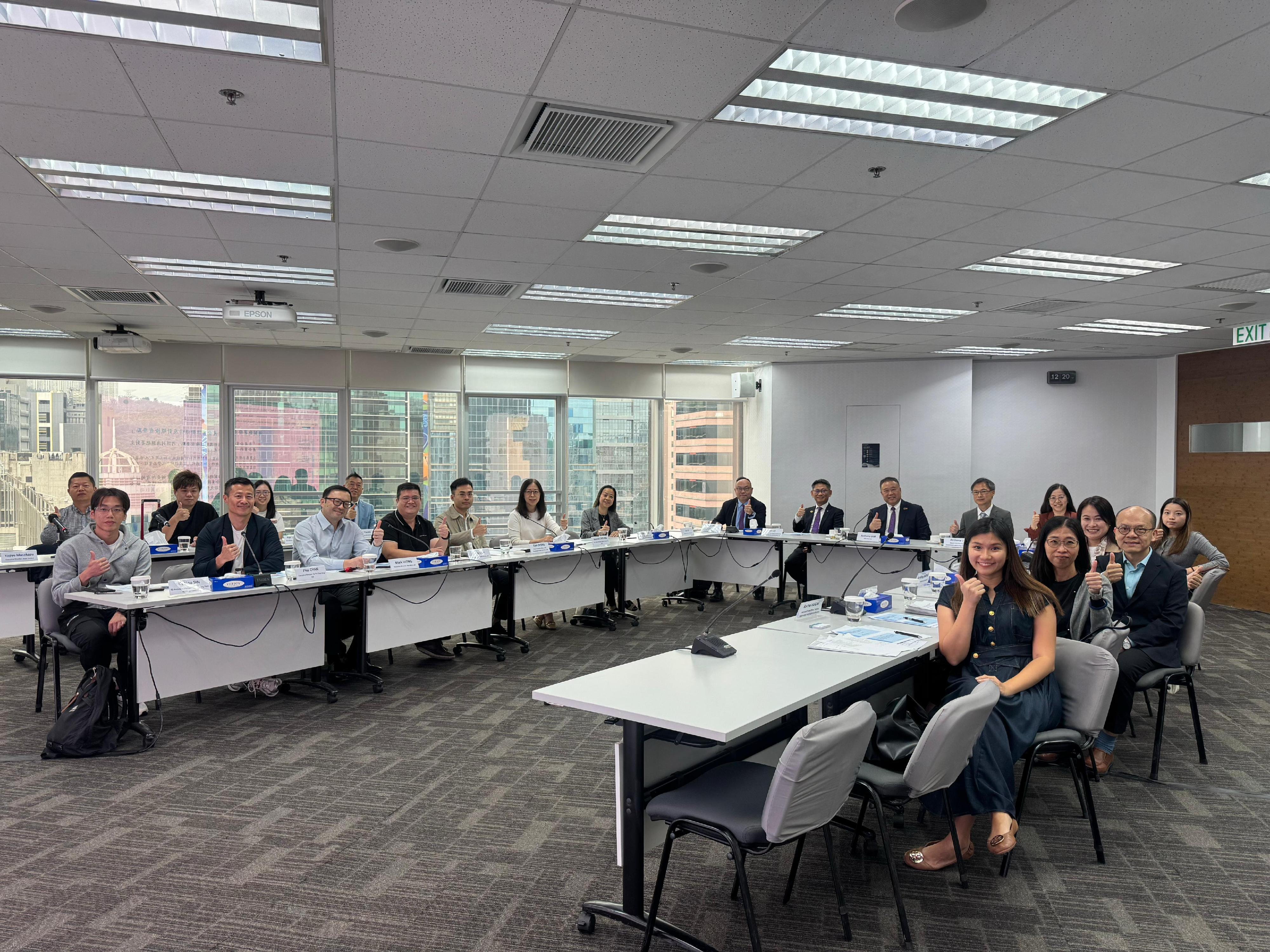 為讓業界更清楚理解《香港輸內地肉製品檢驗檢疫和衞生要求備忘錄》和《香港輸內地乳品的合作安排》的內容和申請安排,環境及生態局聯同食物環境衞生署轄下的食物安全中心和工業貿易署分別於十月二十四日及十月三十日為業界舉辦兩場簡介會,並獲近百名香港工業總會和香港中華廠商聯合會的會員踴躍參與。